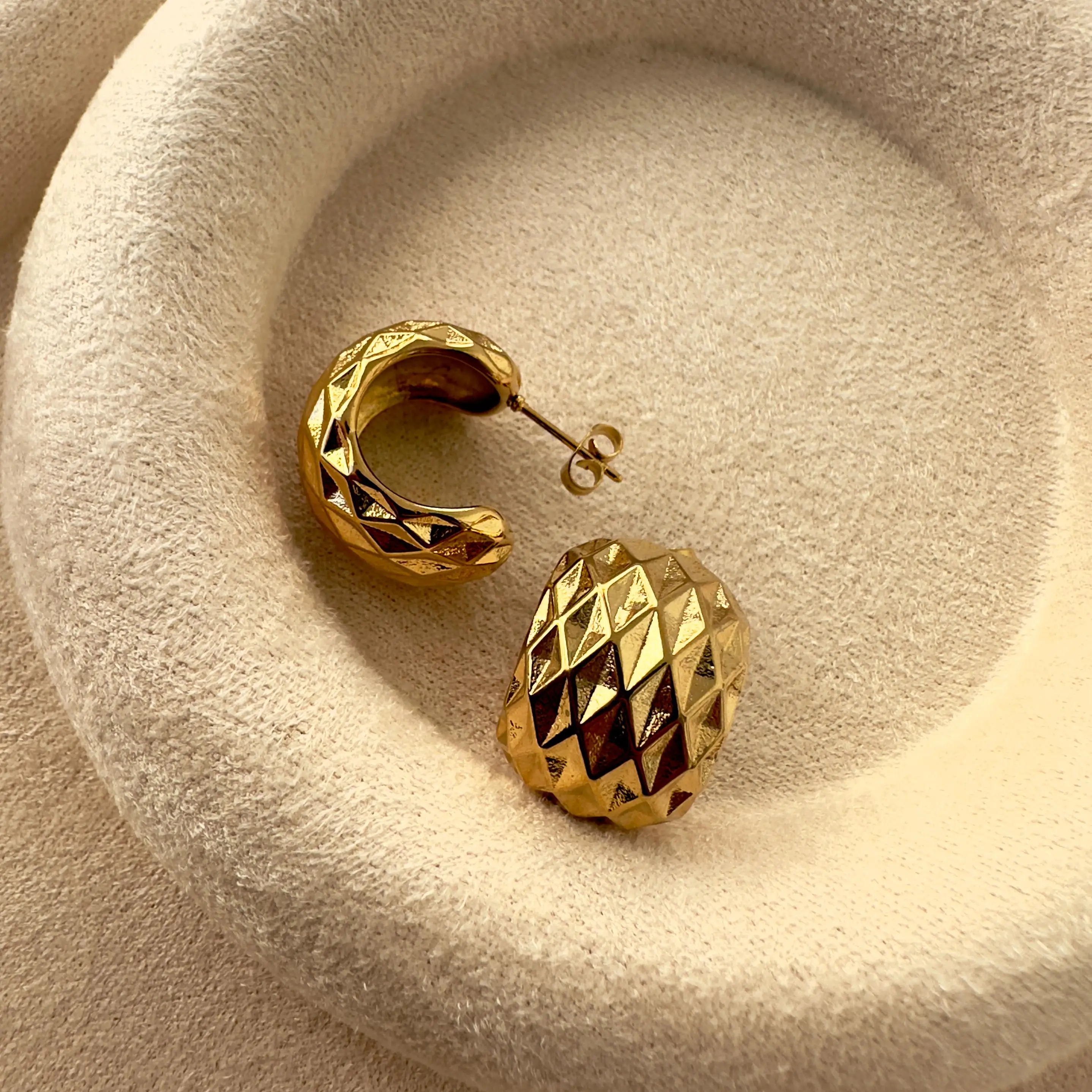 Baklava Dilimi Desenli Enli Halka Küpe