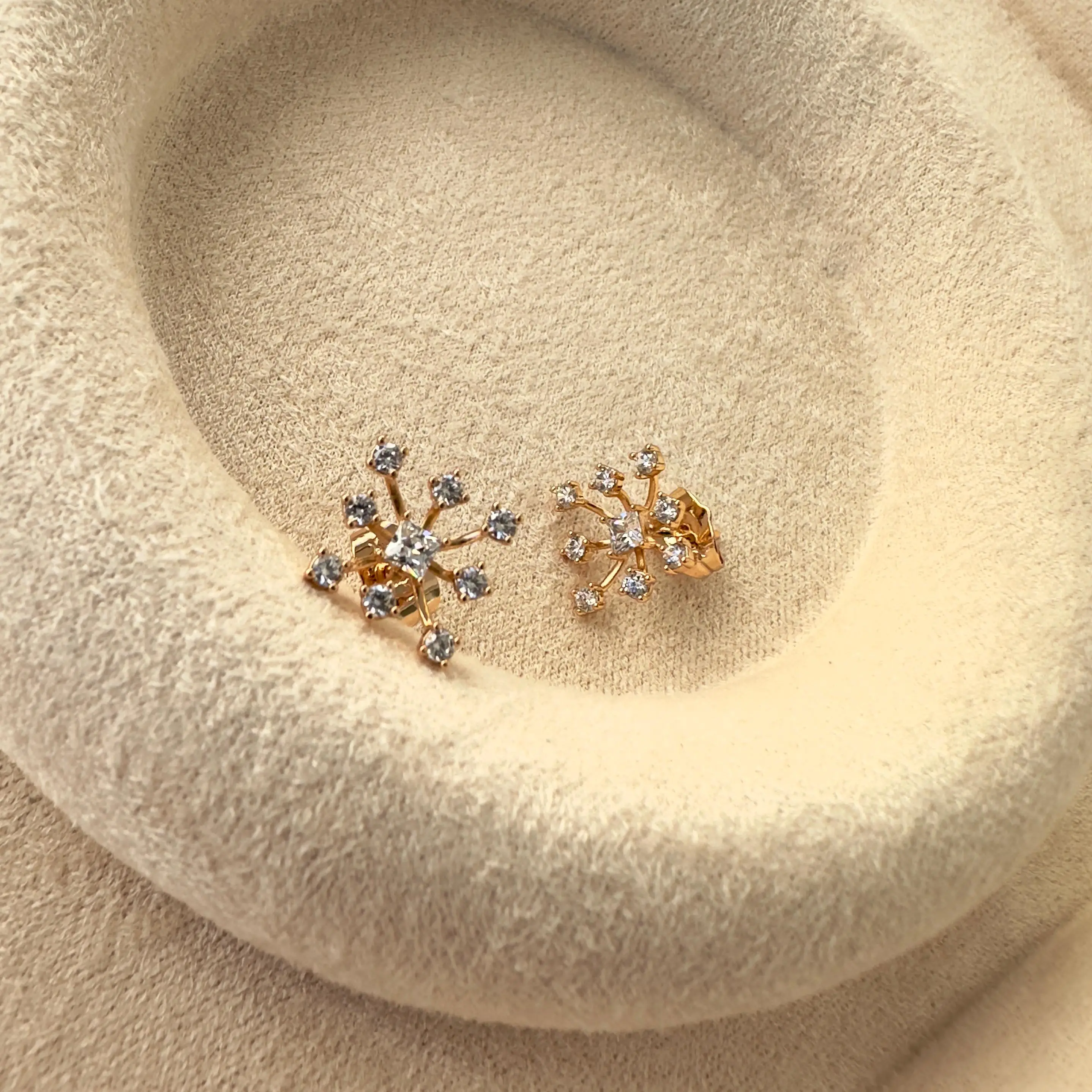 Minik Taşlardan Oluşan Kare Küpe