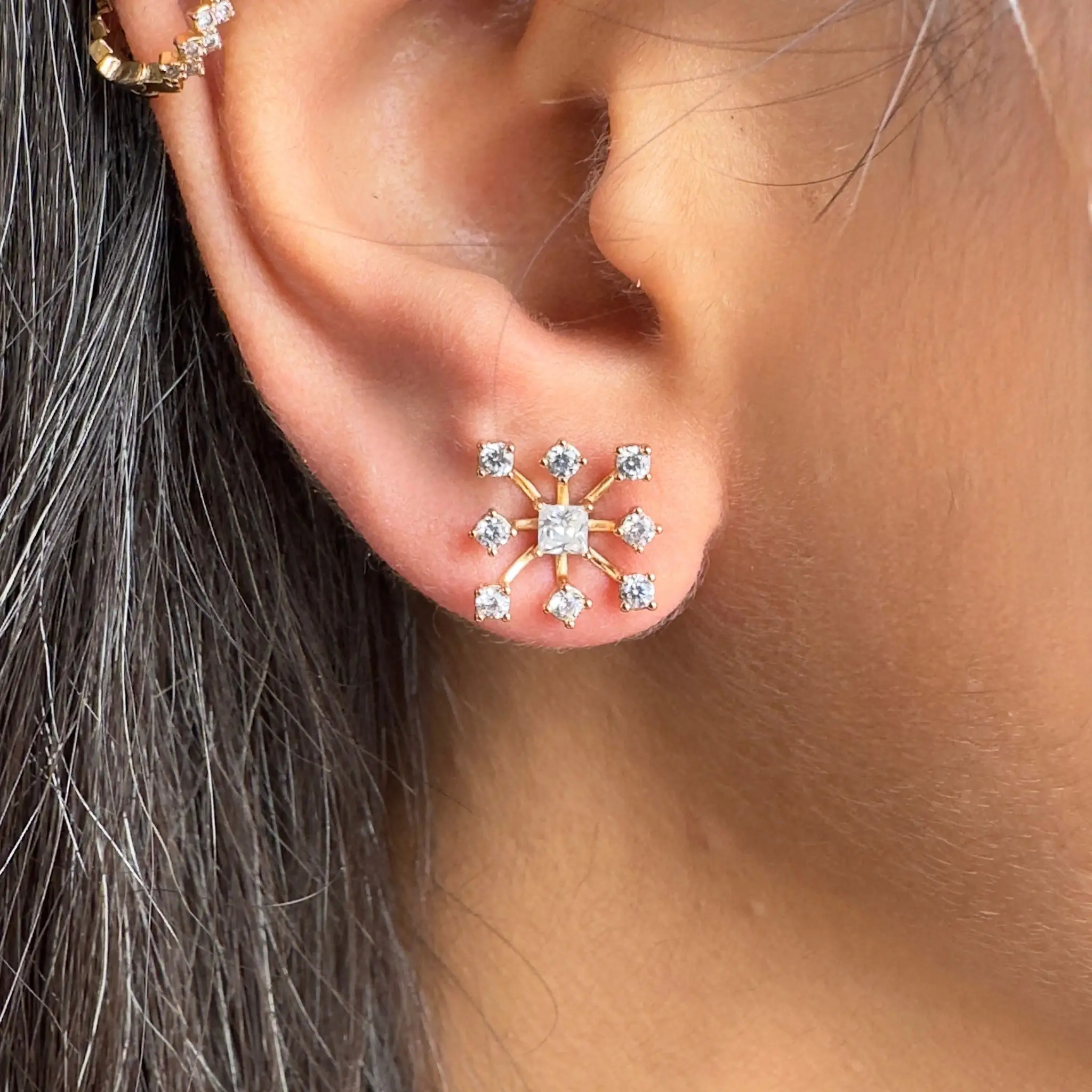 Minik Taşlardan Oluşan Kare Küpe