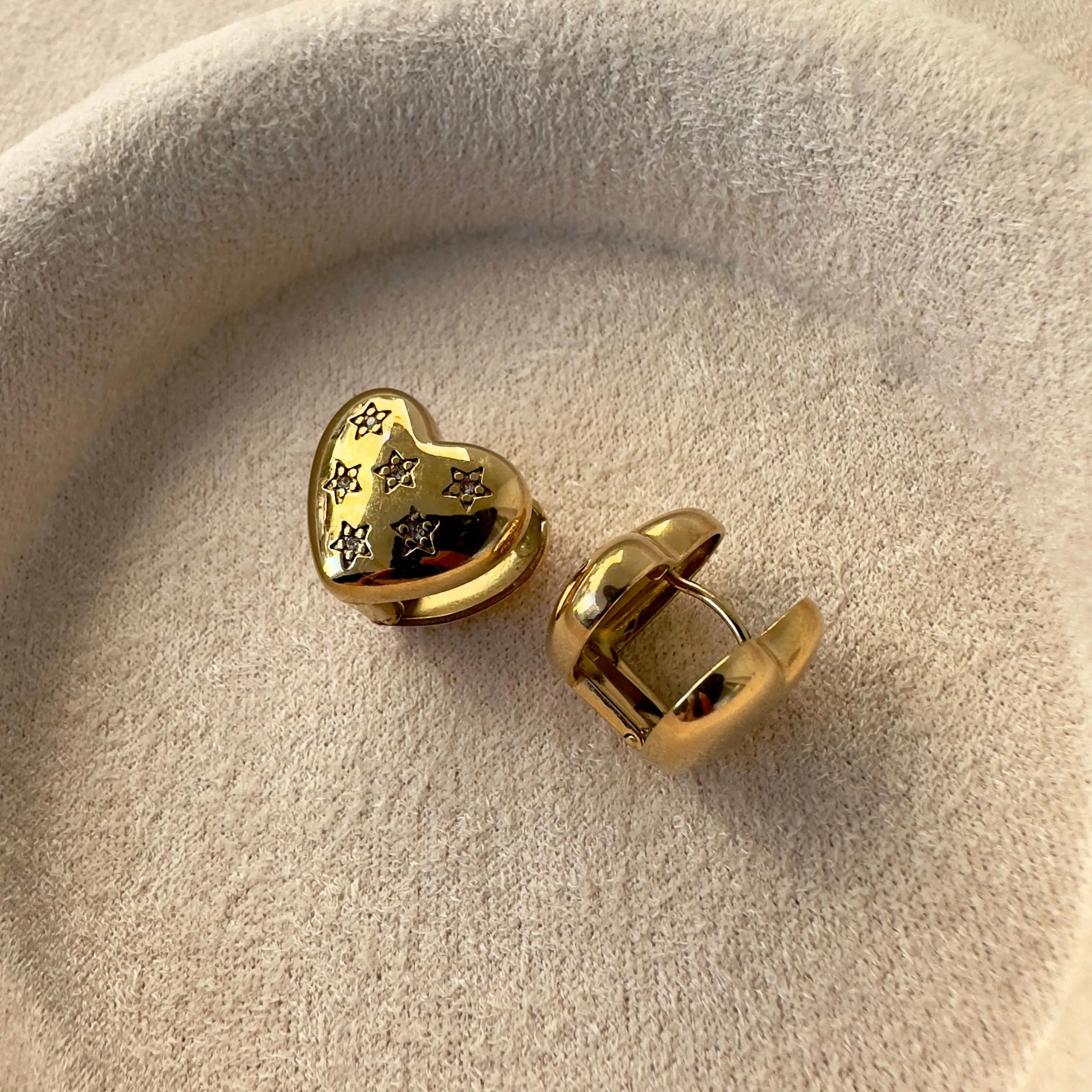 Yıldız Taş İşlemeli Bombeli Kalp Küpe