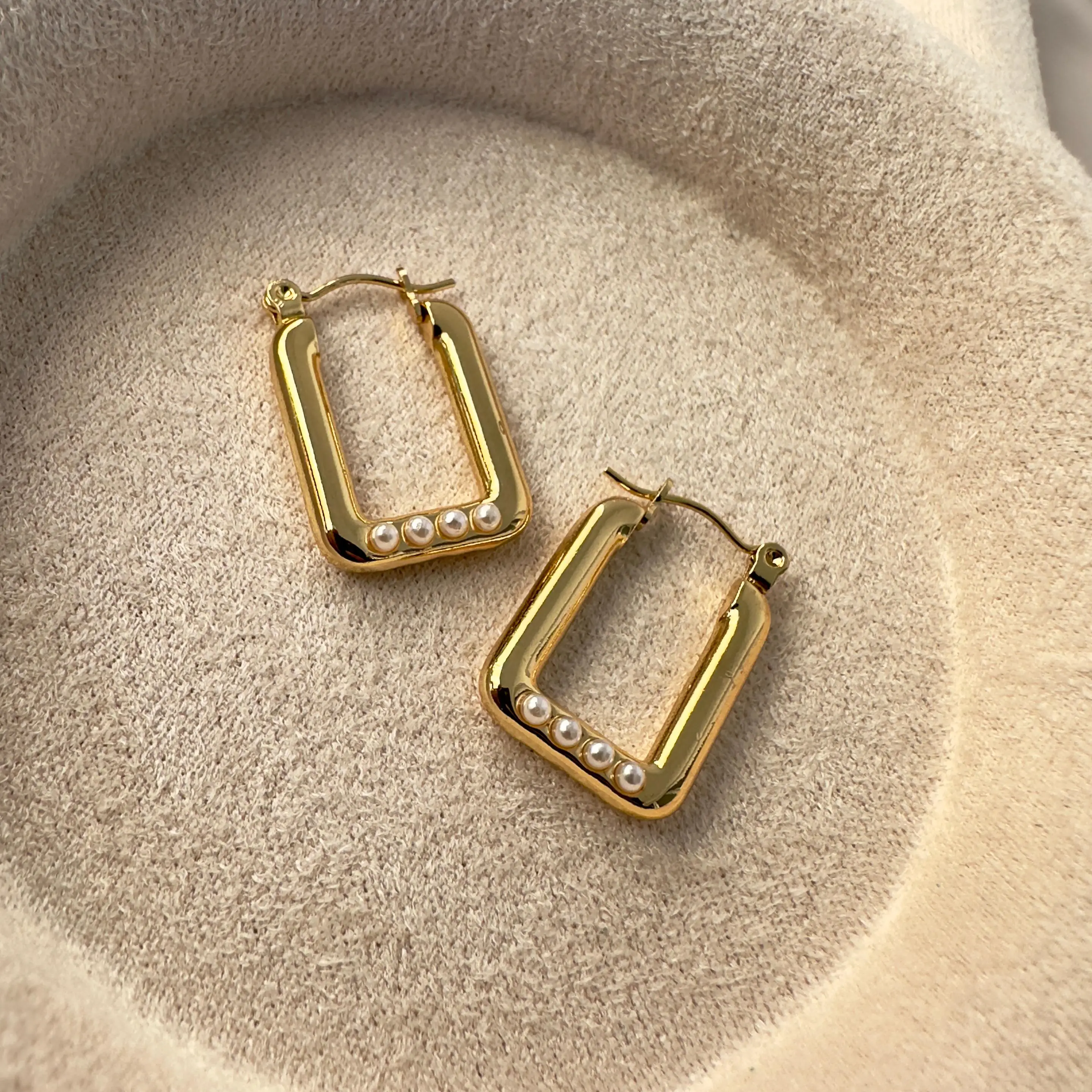 İnci Detaylı Dikdörtgen Gold Küpe