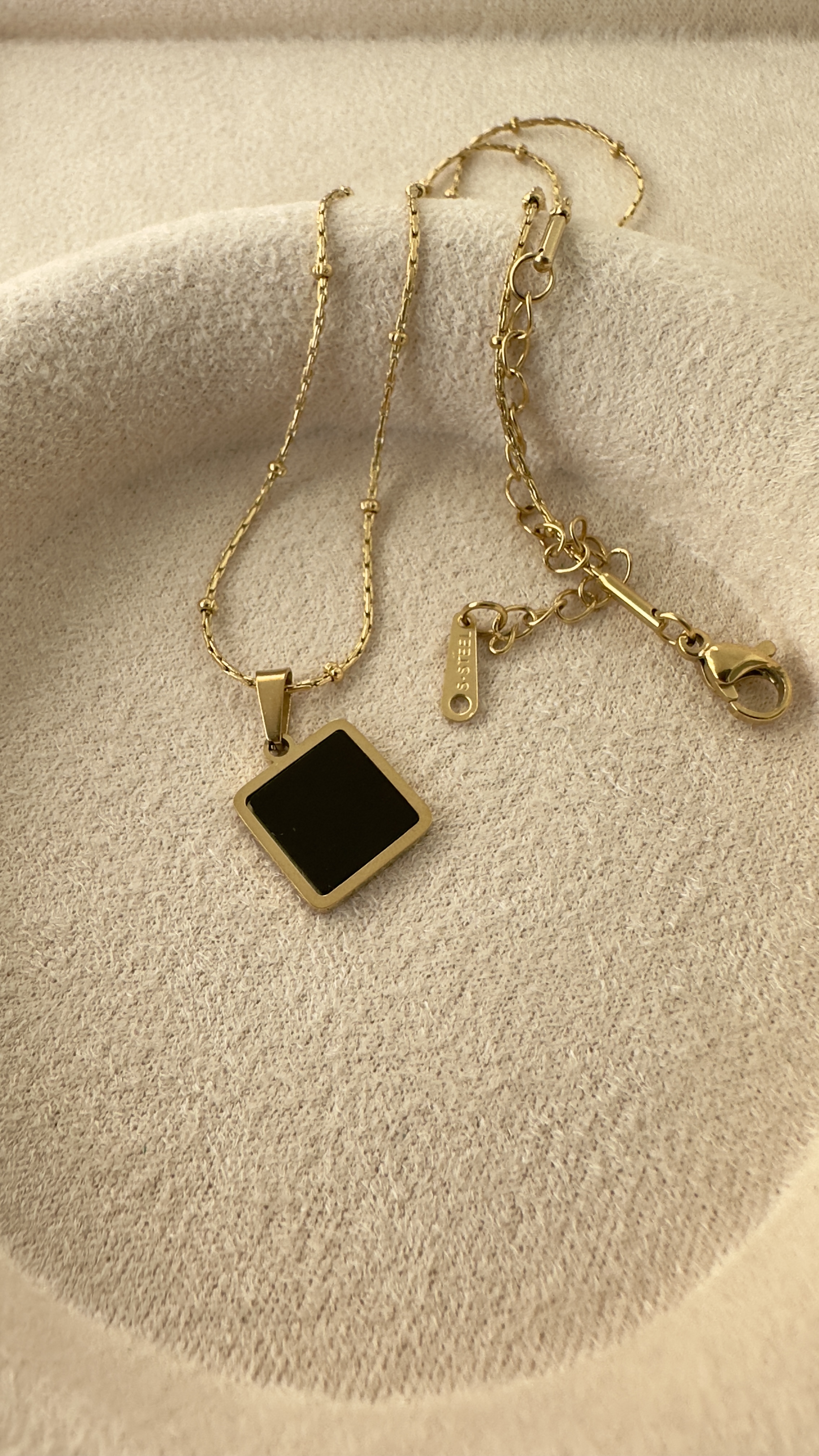Kare Siyah Plakalı Gold Çelik Kolye