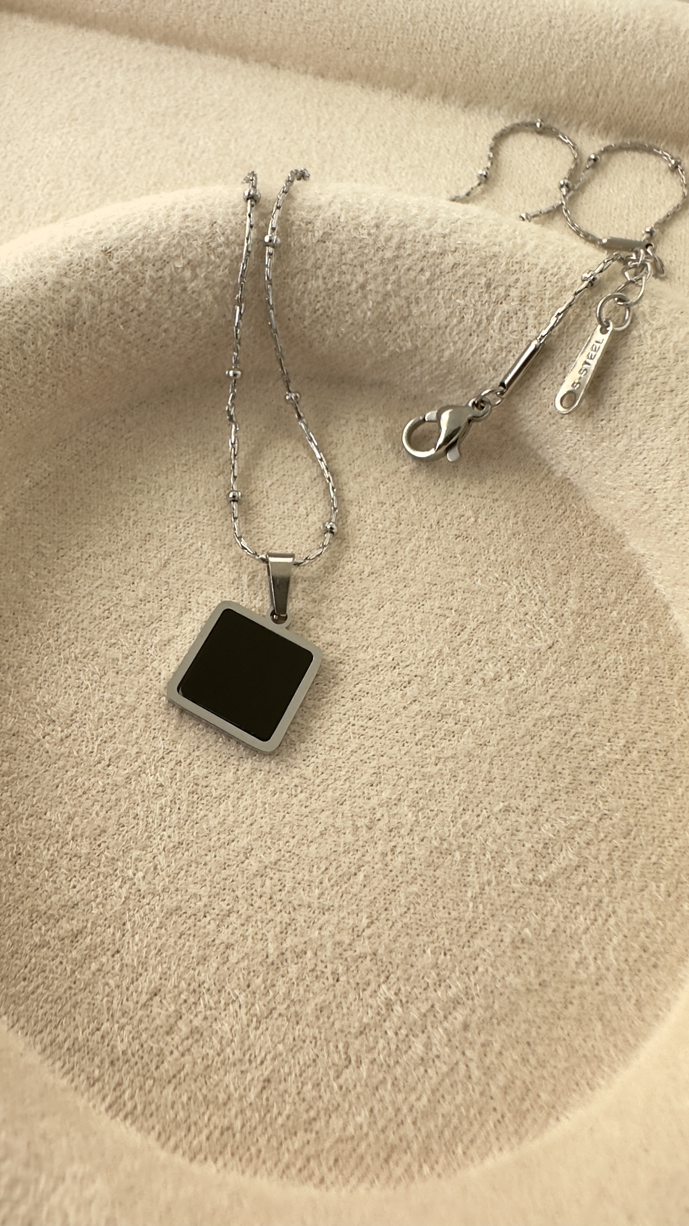 Kare Siyah Plakalı Silver Çelik Kolye