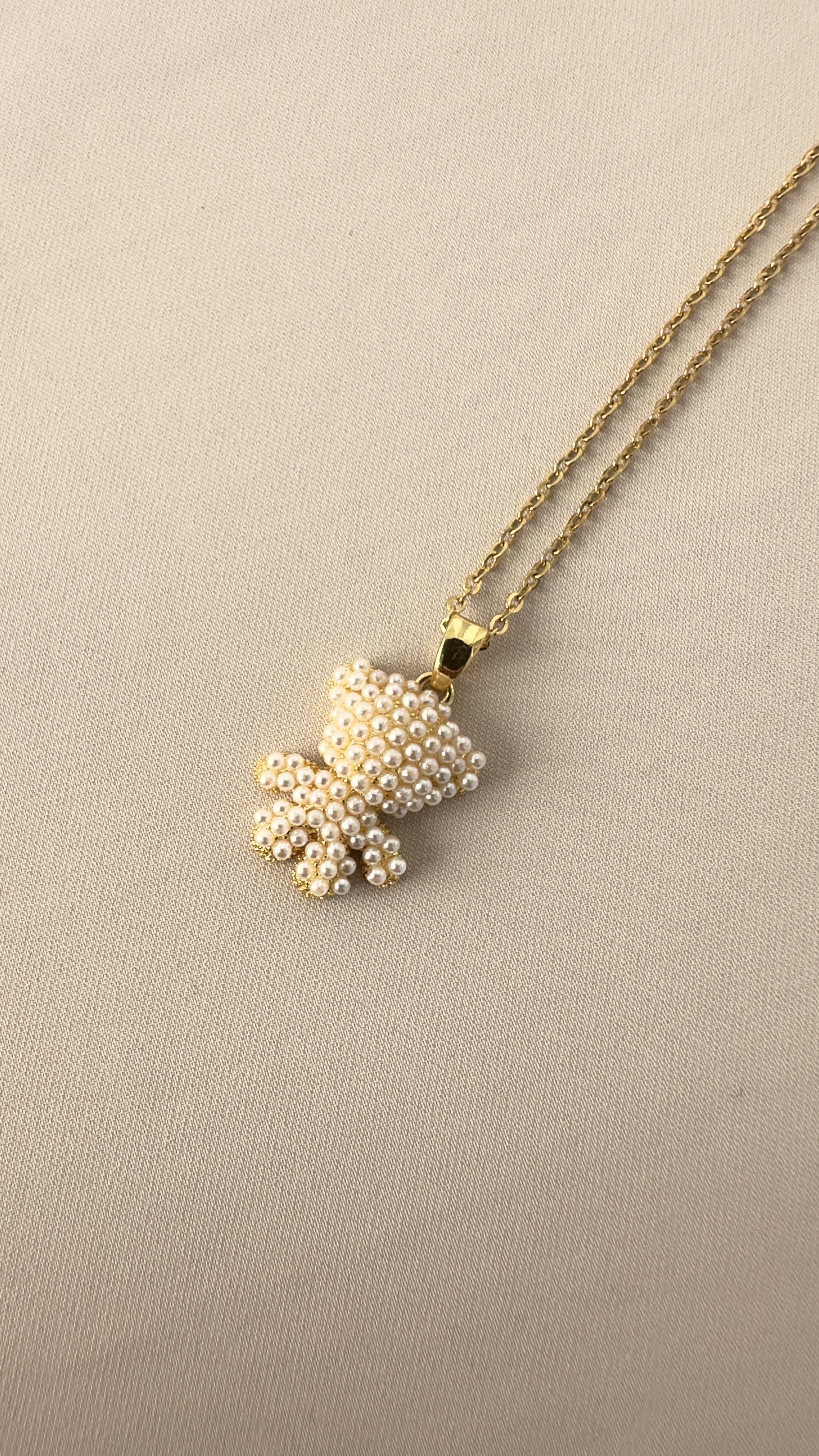 İncilerden Oluşan Ayıcık Gold Çelik Kolye