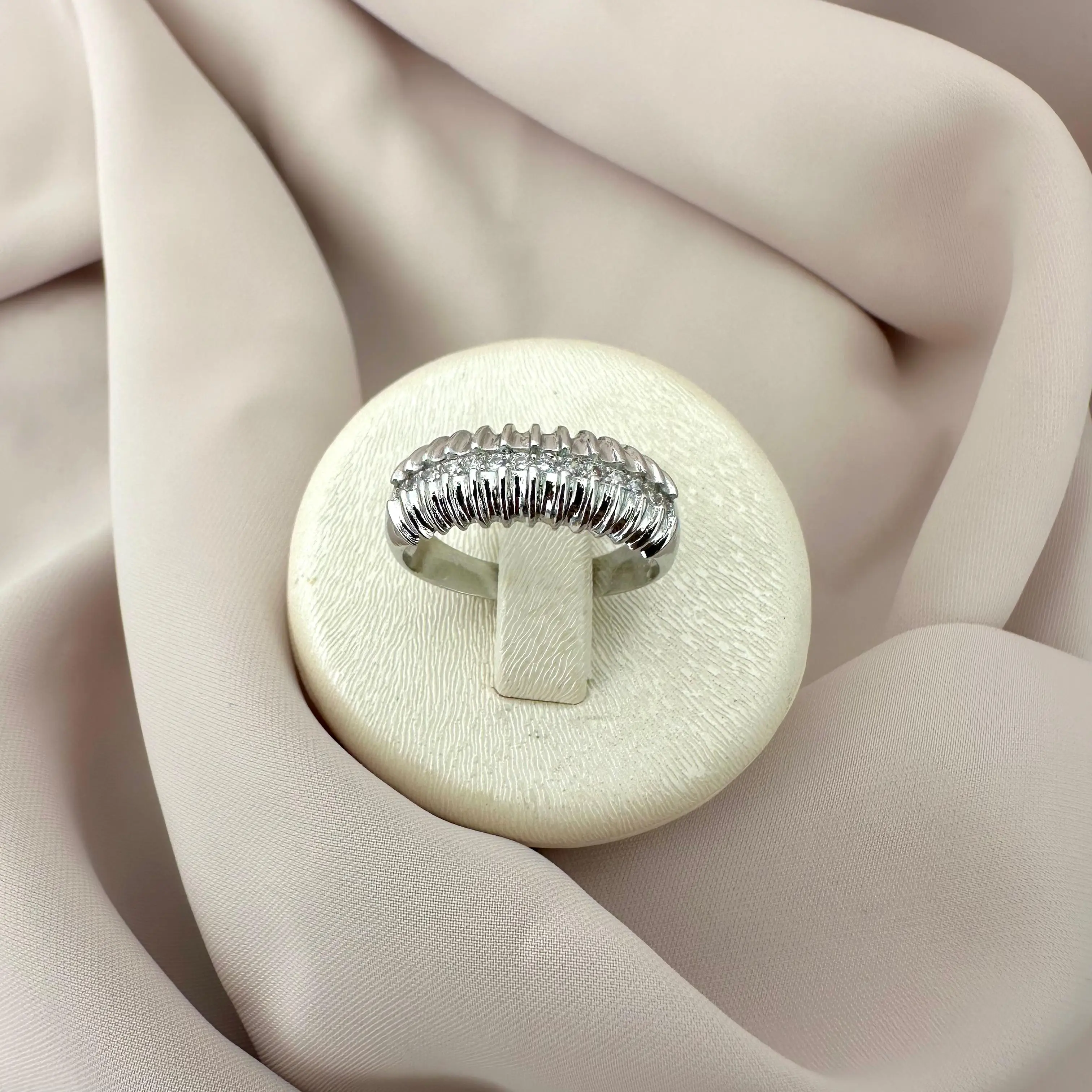 GY0017 Silver Bombeli Taş Sıralı Yüzük
