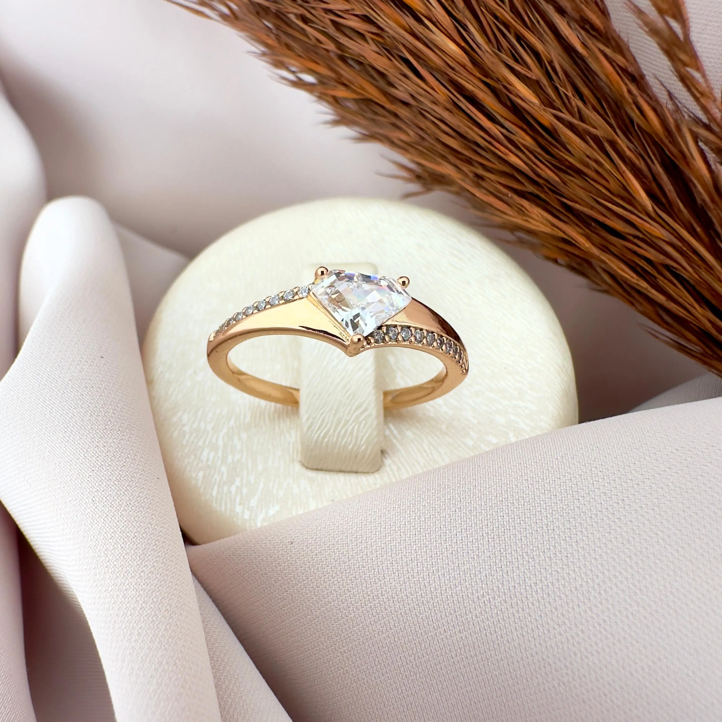 GY0034 Rose Gold Üçgen Taş Yüzük