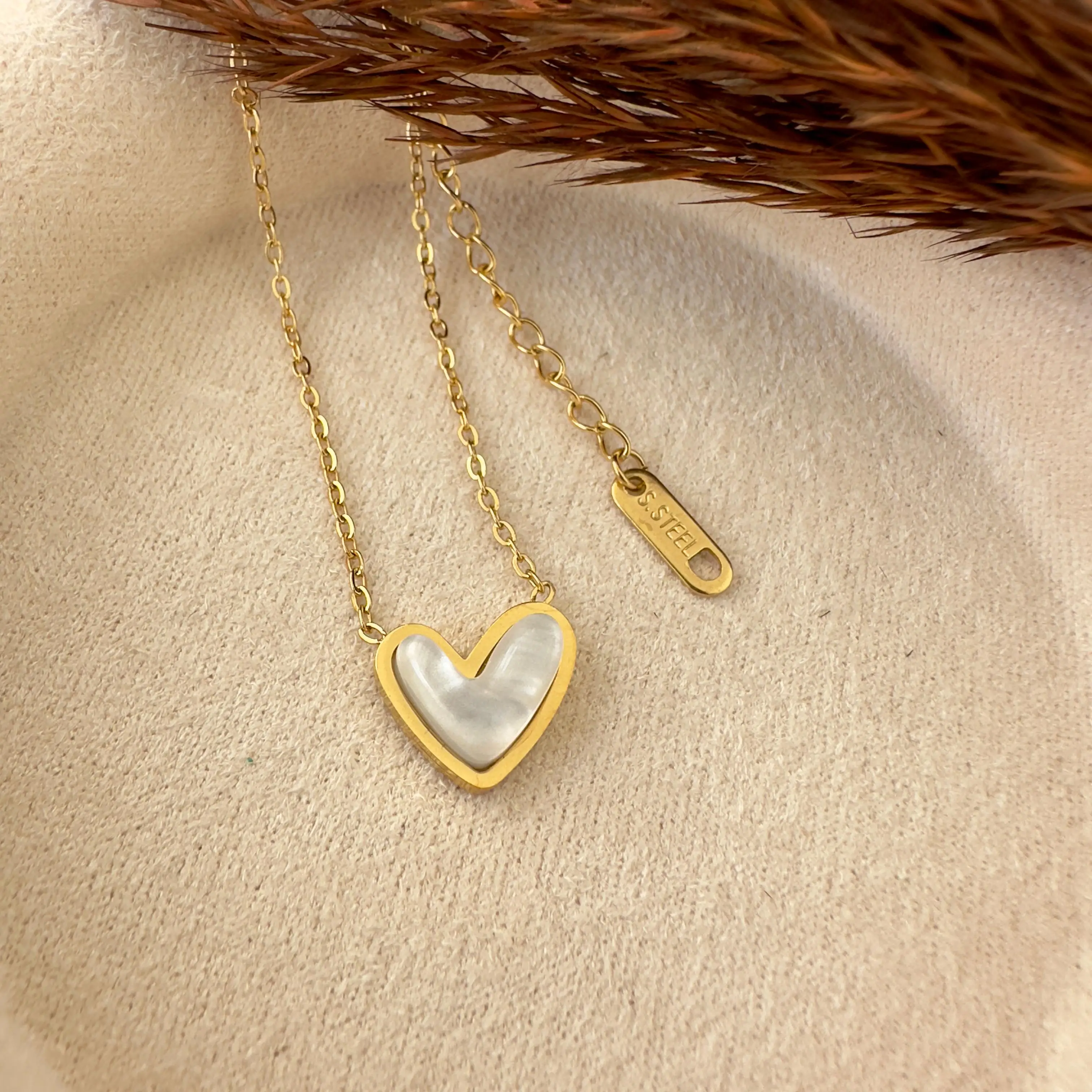 GY0048 Gold Sedef Dolgulu Kalp Kolye