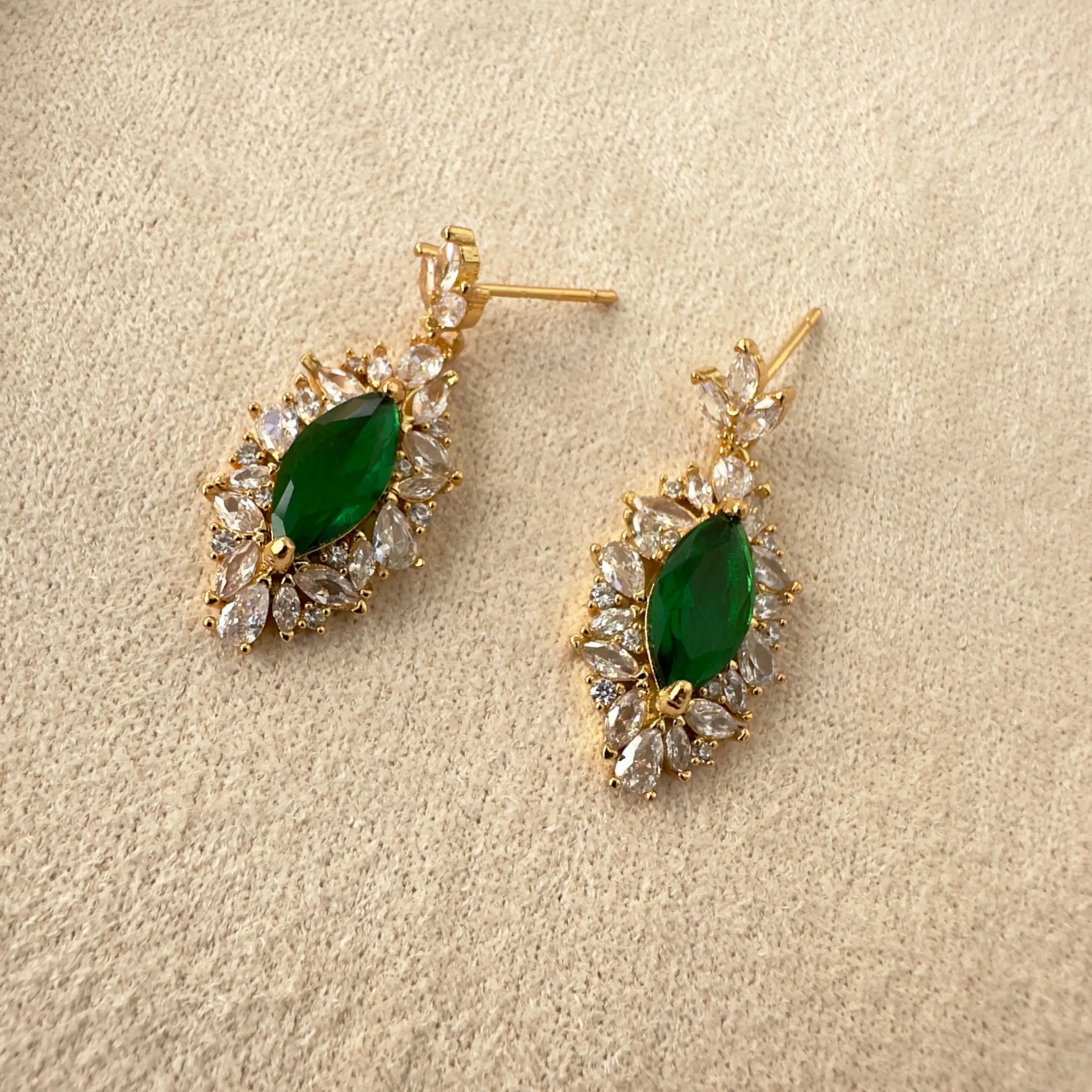 Yeşil Taş Damla Sallantılı  Küpe