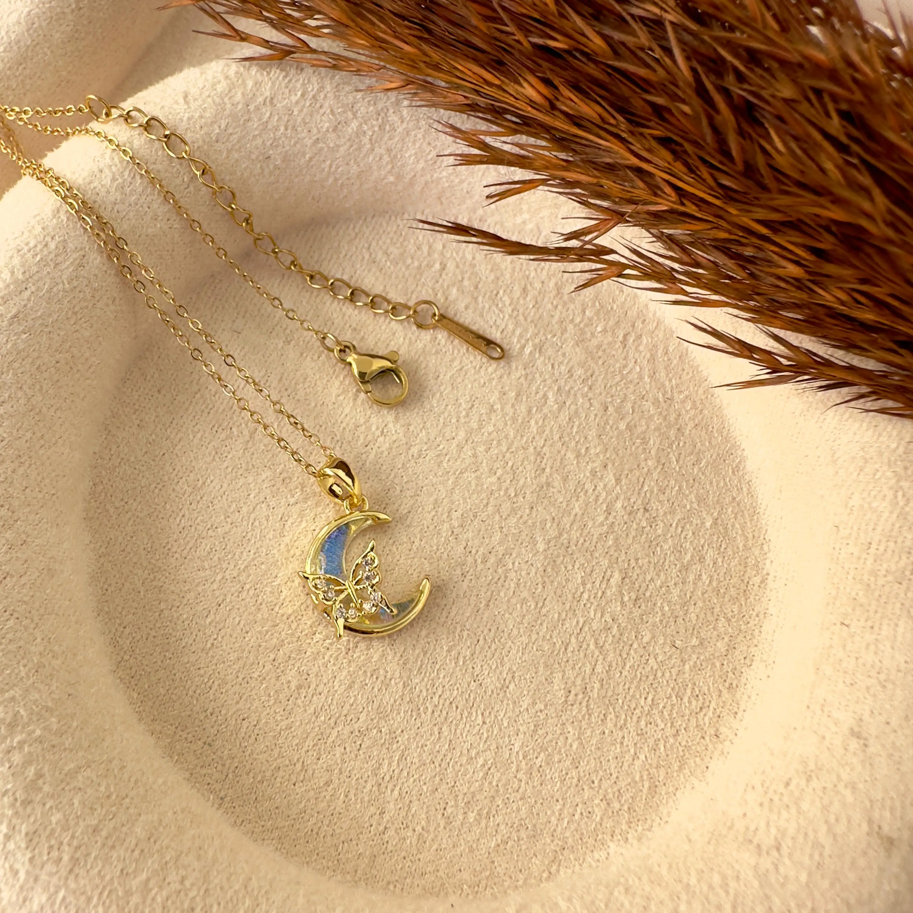GY0089 Gold Ay Üzeri Kelebek Kolye