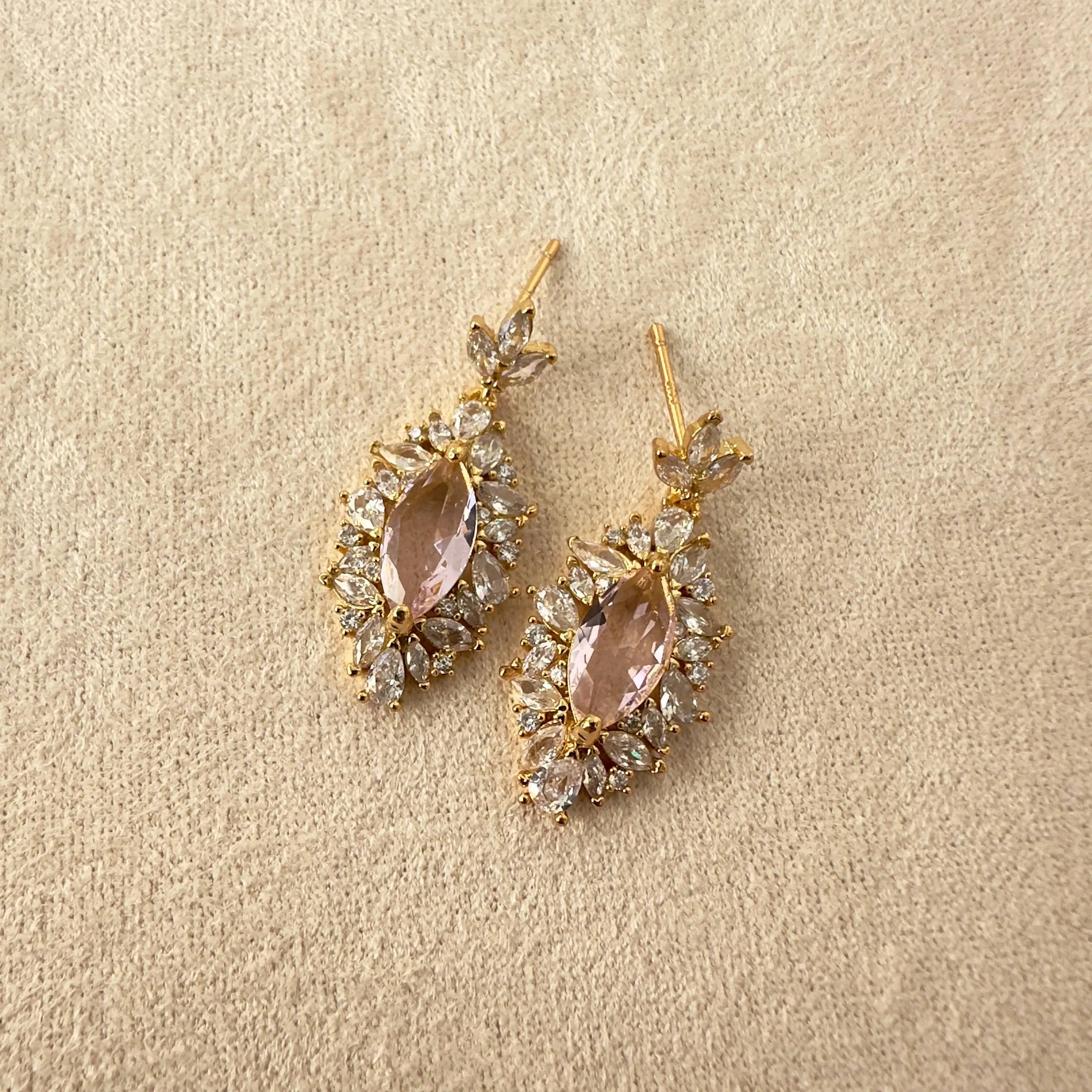 Pembe Taş Damla Sallantılı Küpe