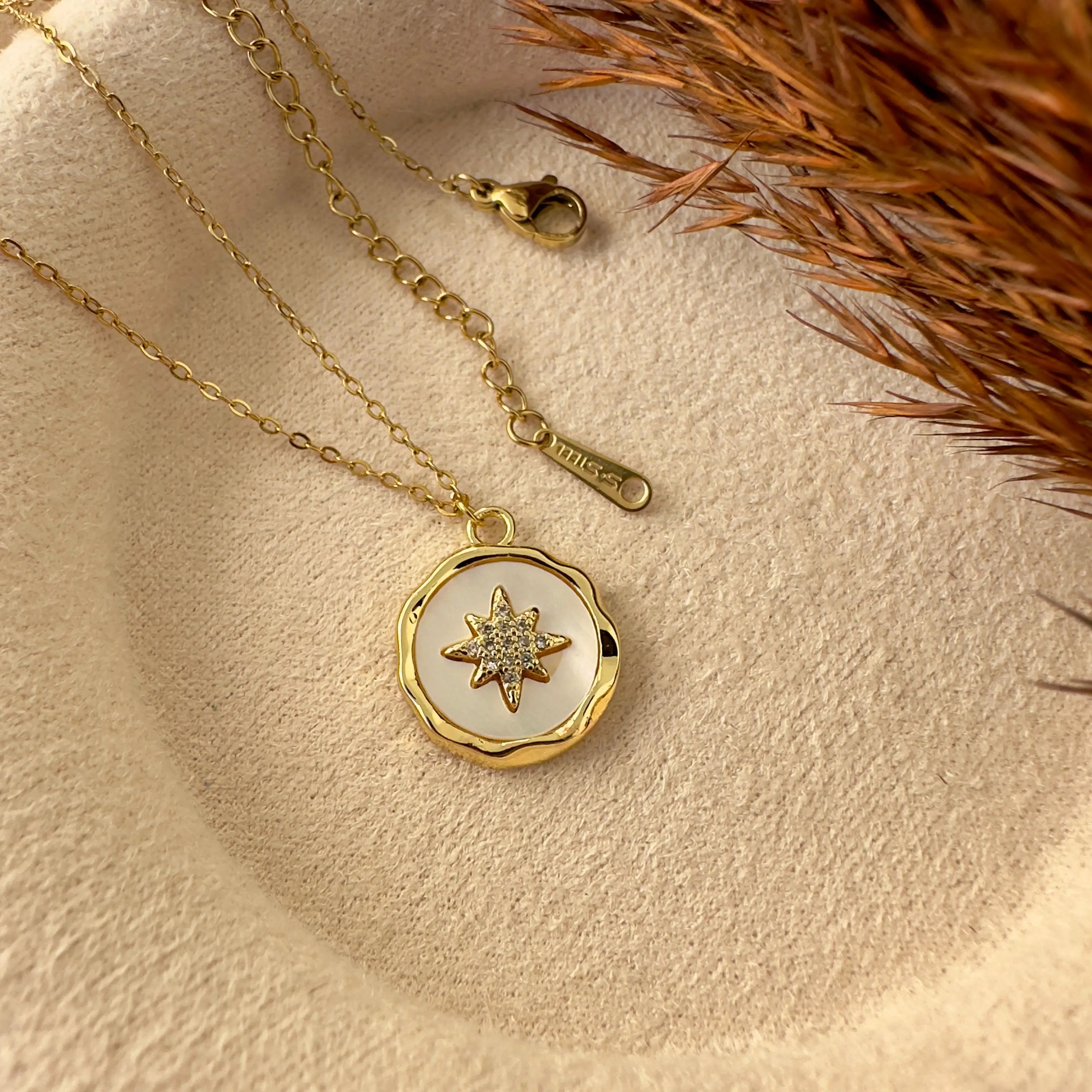 GY0099 Gold Sedef Yıldız İşlemeli Kolye