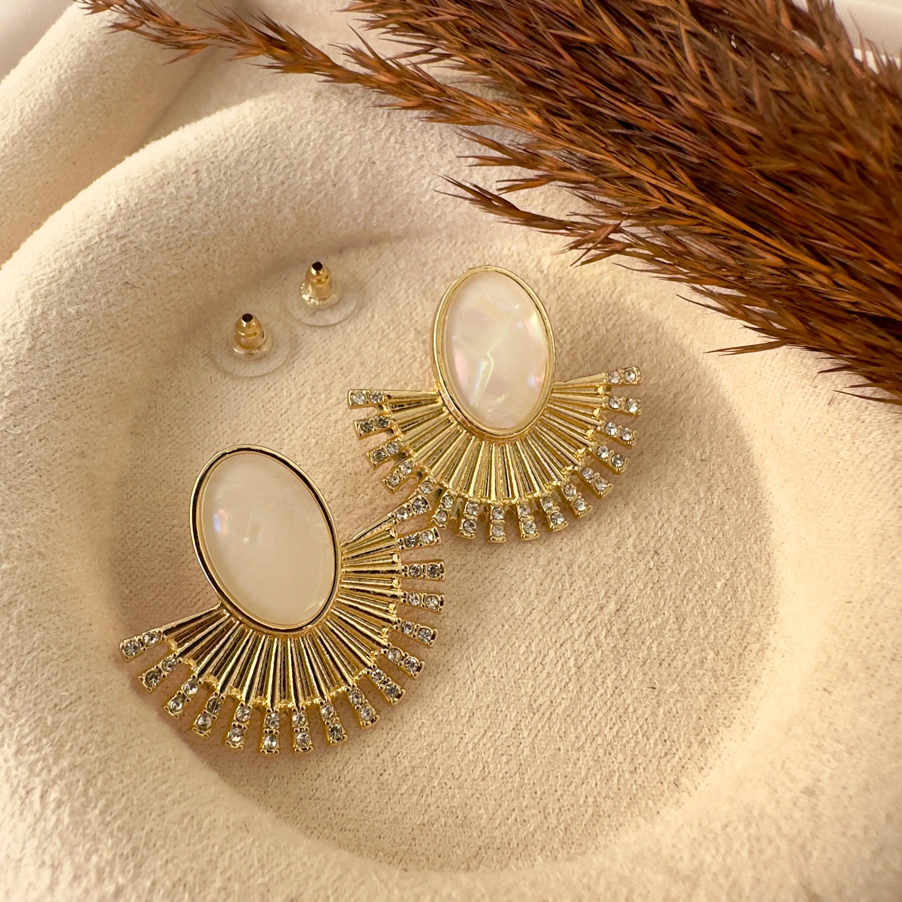 GY0001 Gold Sedef Taşlı Yelpaze Küpe