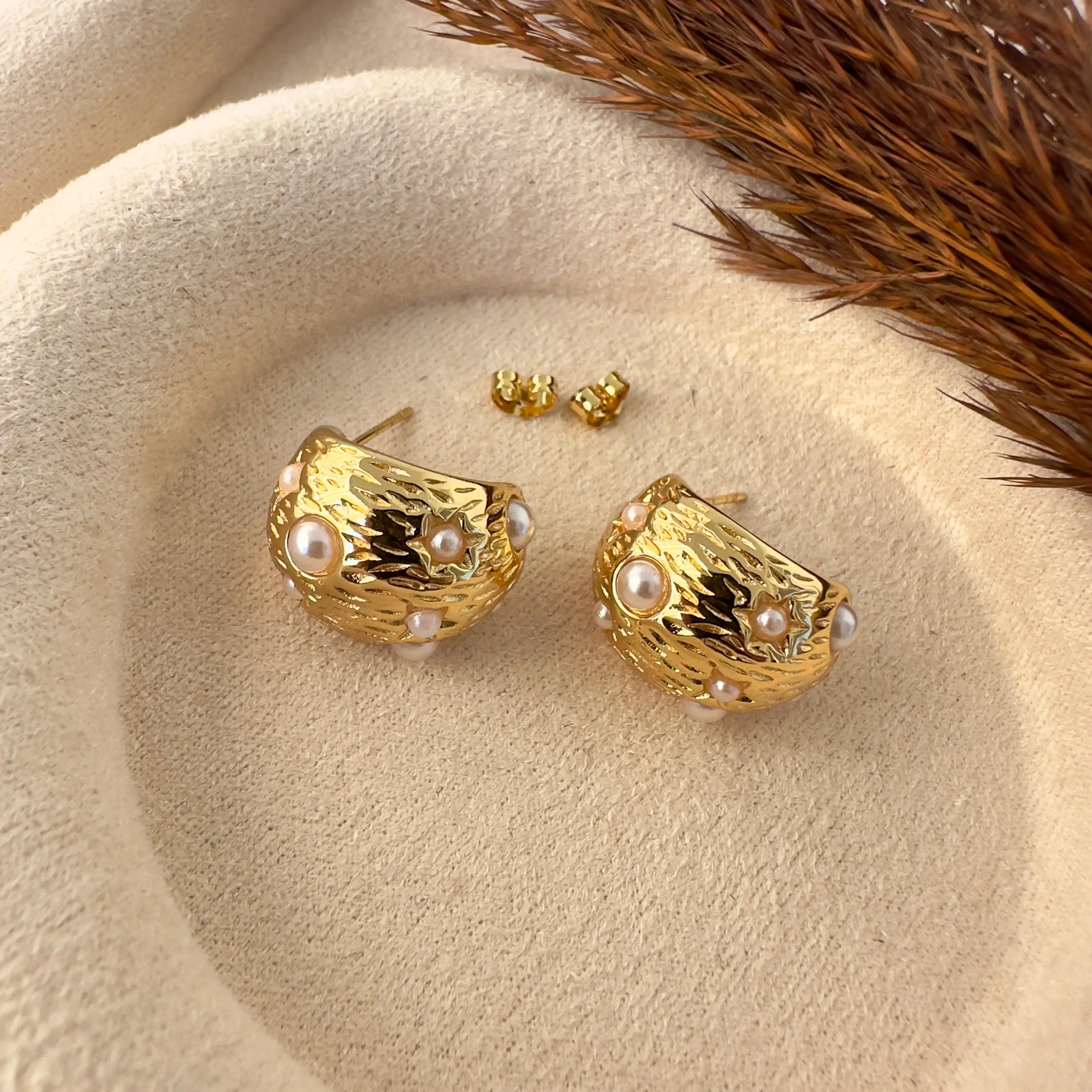 GY0006 Gold İnci Detaylı Bombeli Küpe