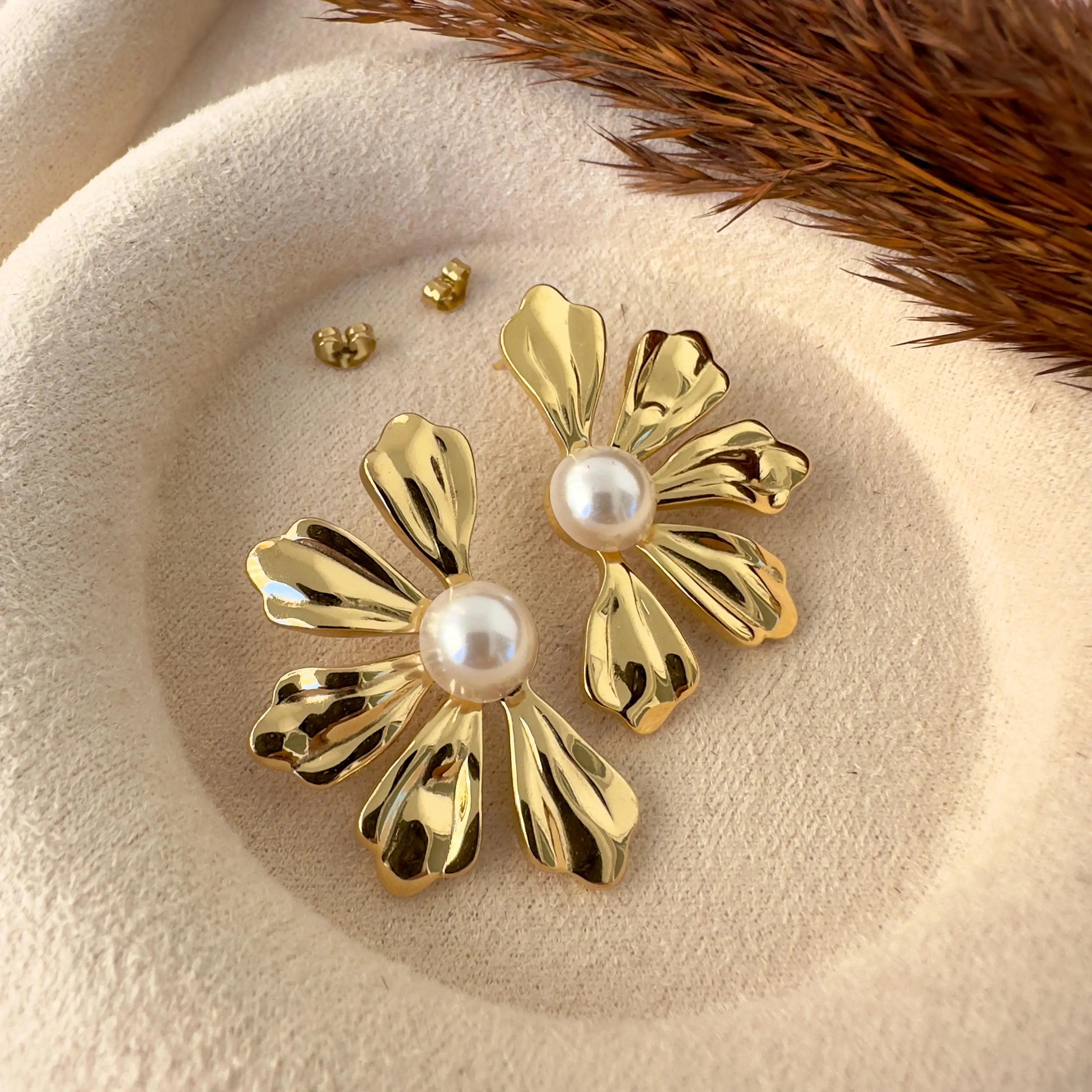 GY0008 Gold İncili Çiçek Metal Küpe