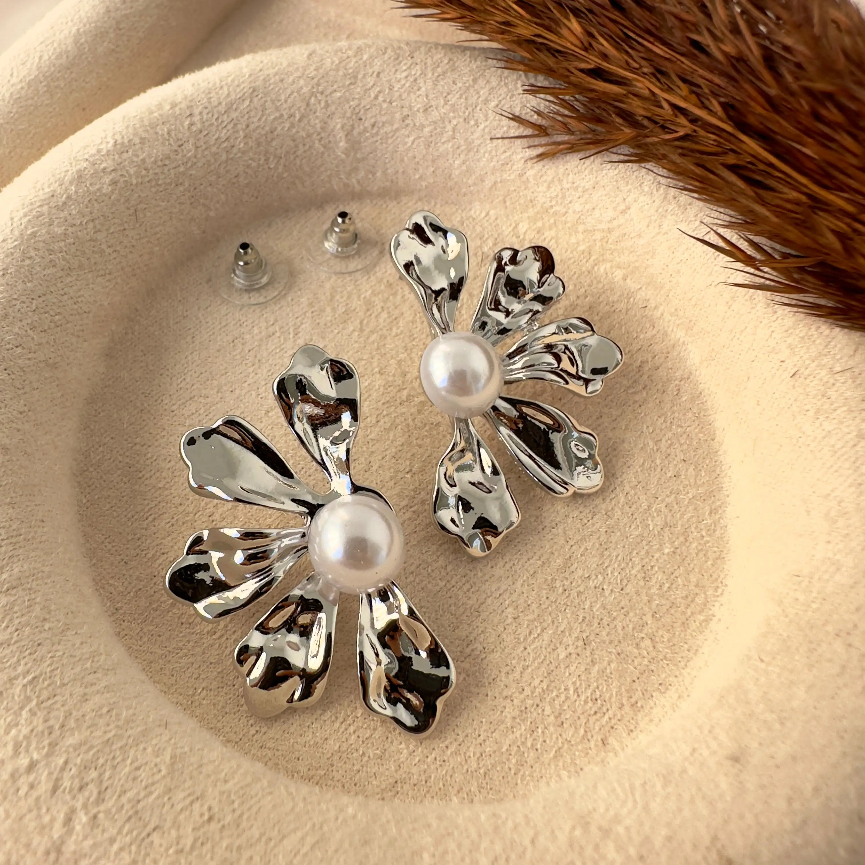 GY0009 Silver İncili Çiçek Metal Küpe