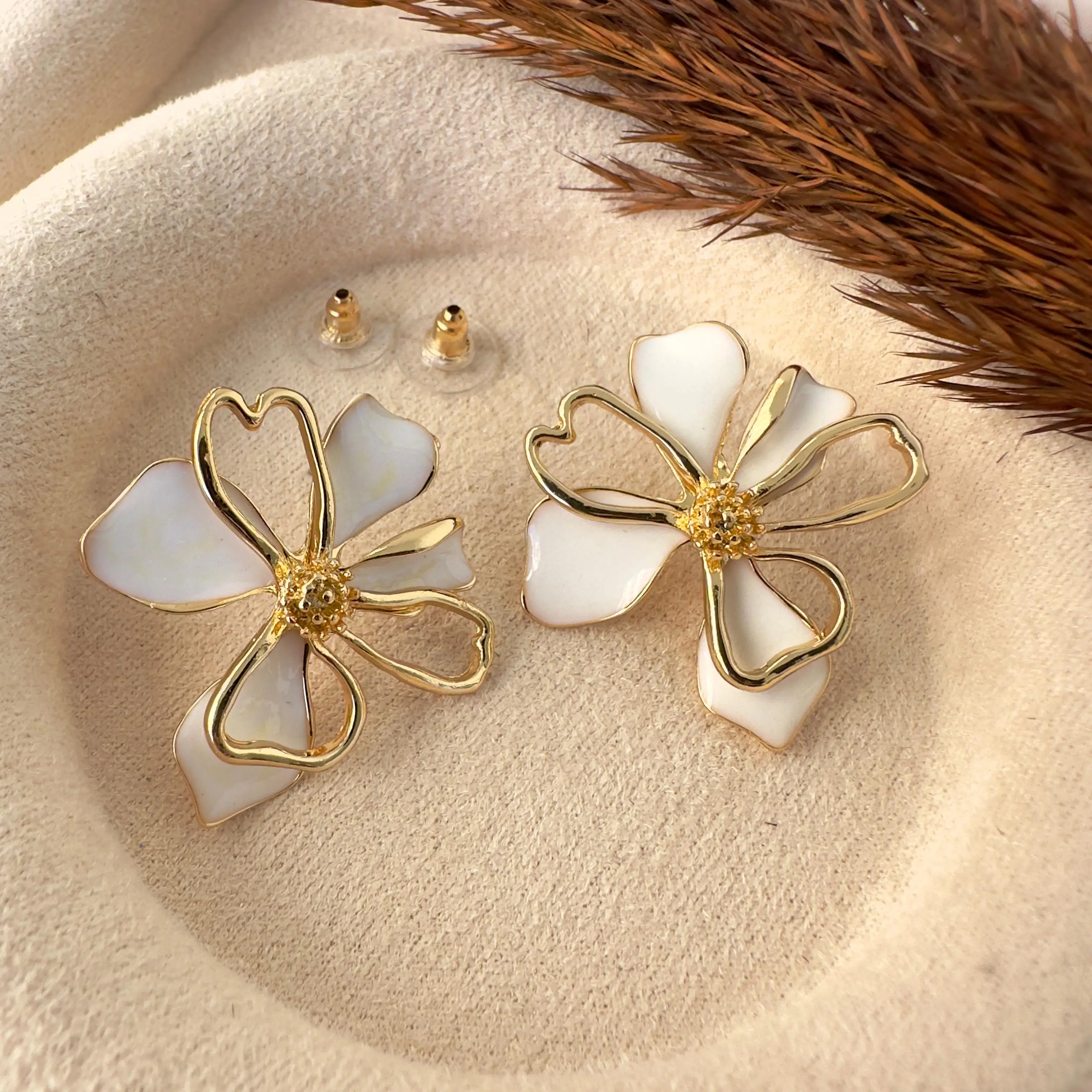 GY0018 Gold Beyaz Mineli Çiçek Küpe