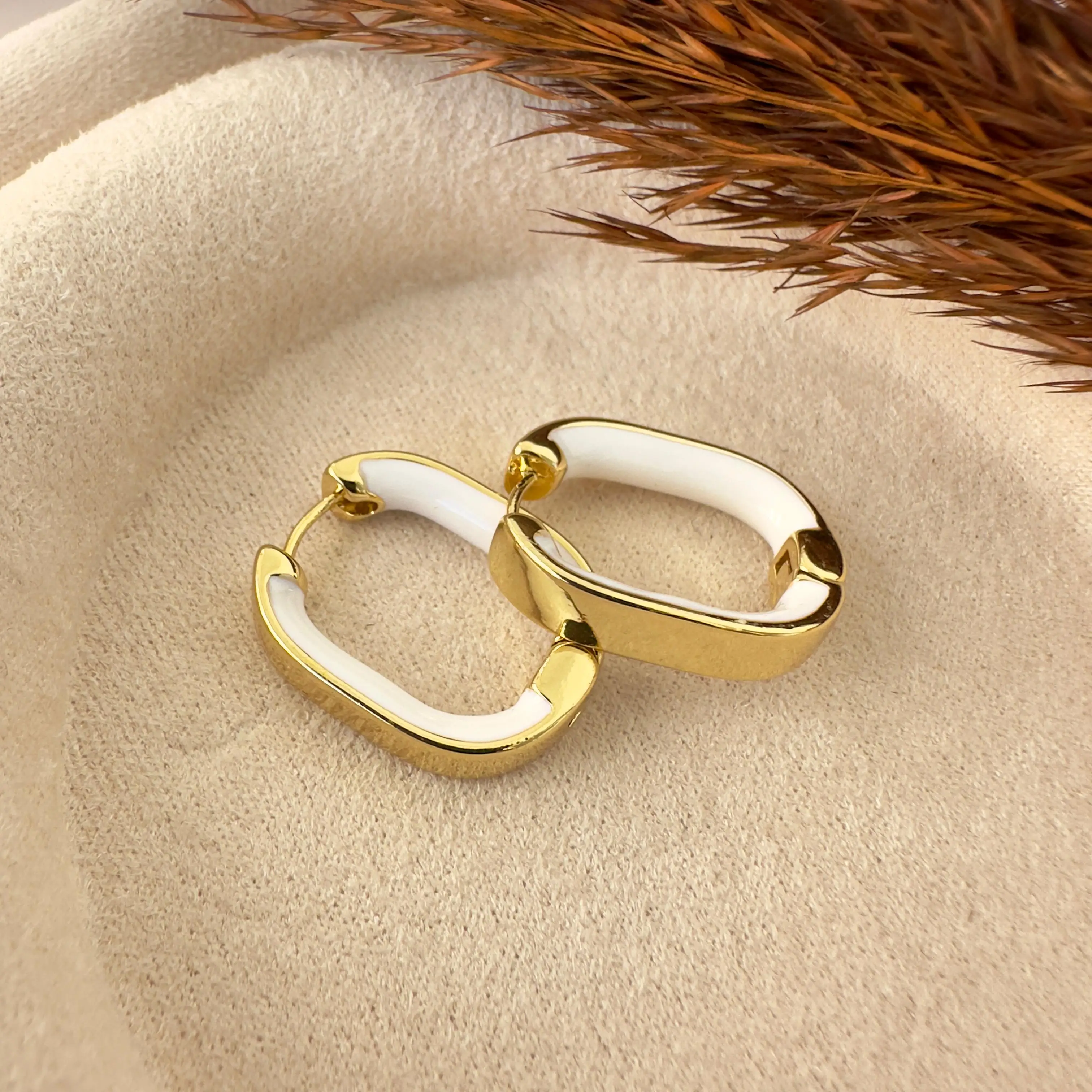 GY0041 Gold Dikdörtgen Beyaz Mineli Küpe