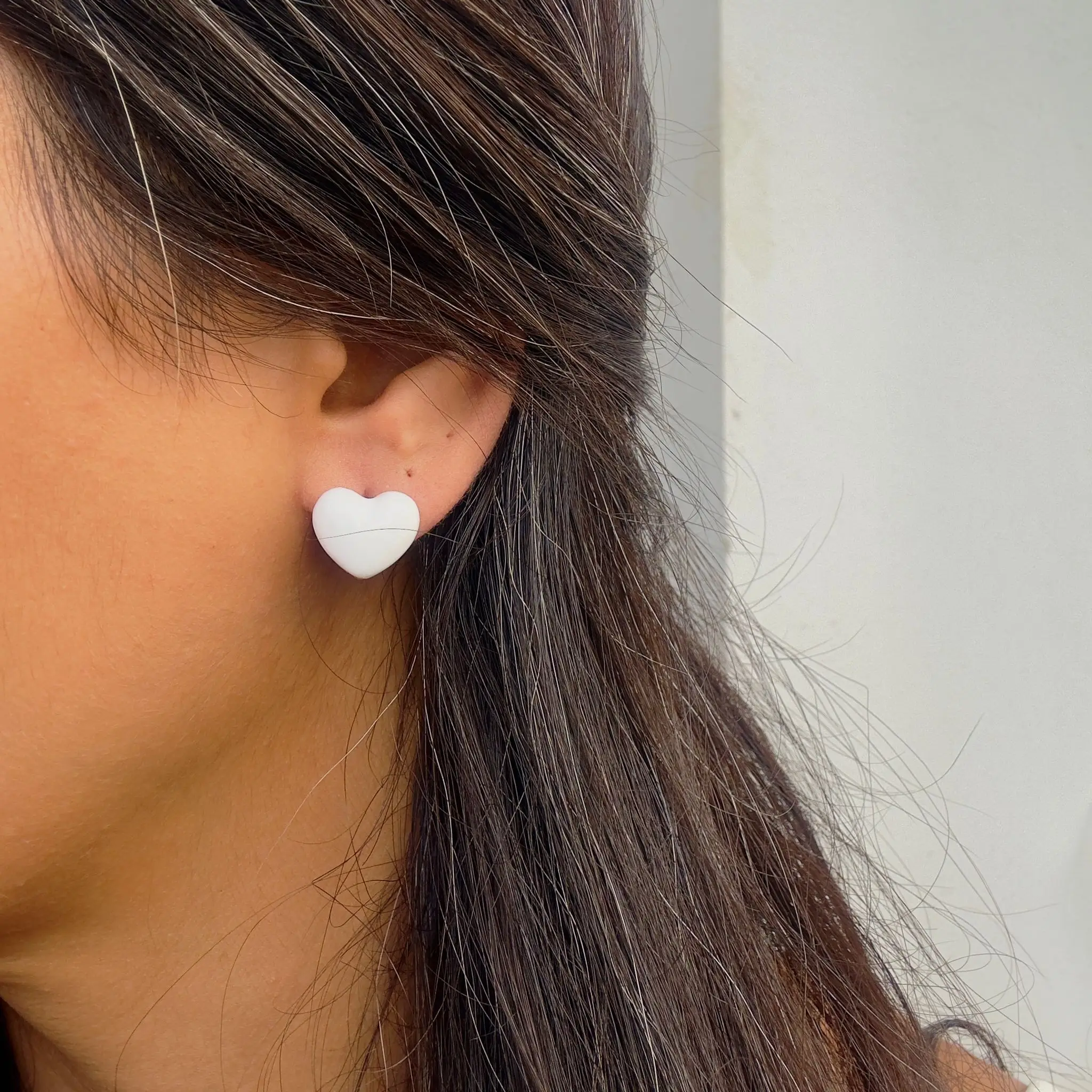 GY0048 Gold Beyaz Bombeli Kalp Küpe