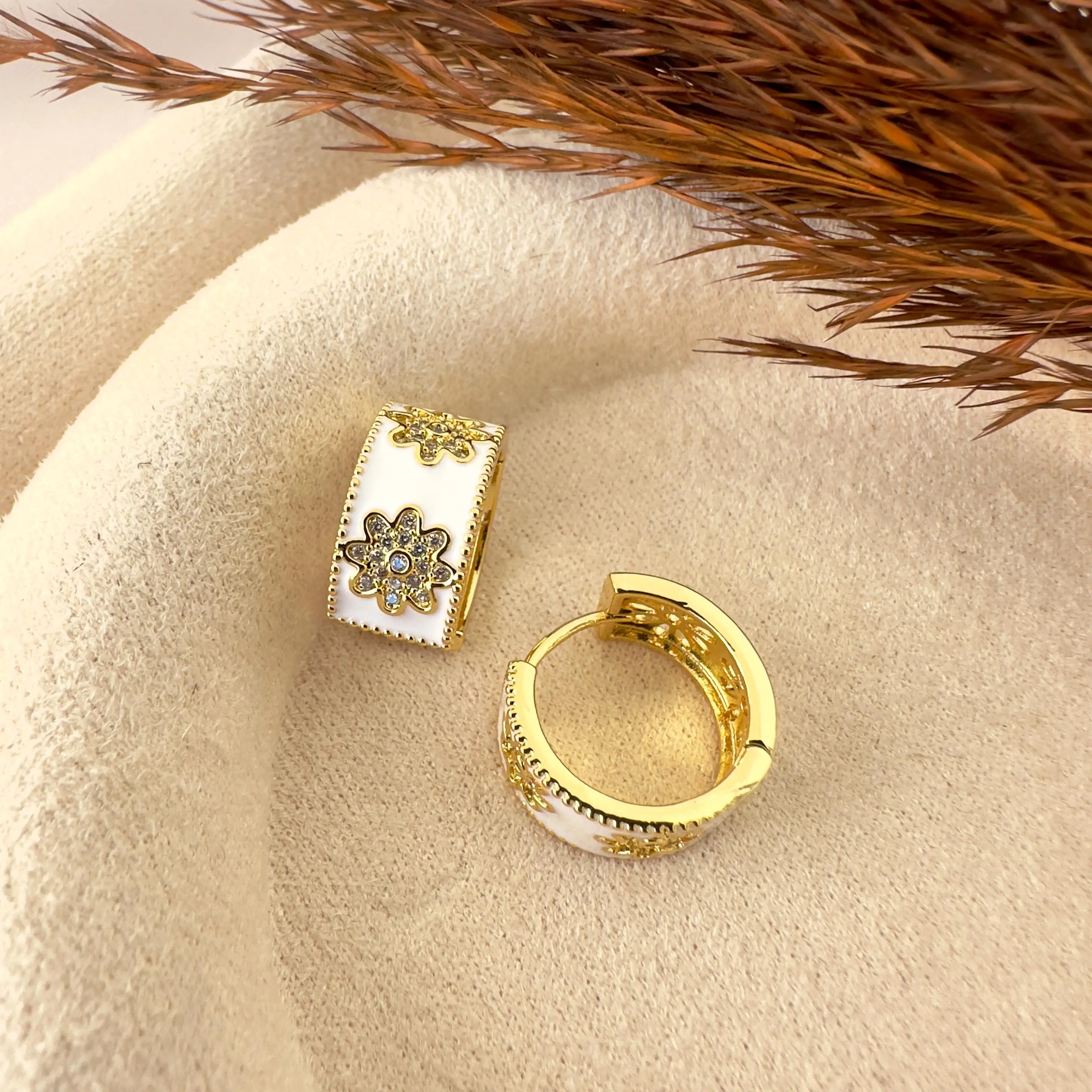 GY0051 Gold Beyaz Çiçekli Halka Küpe