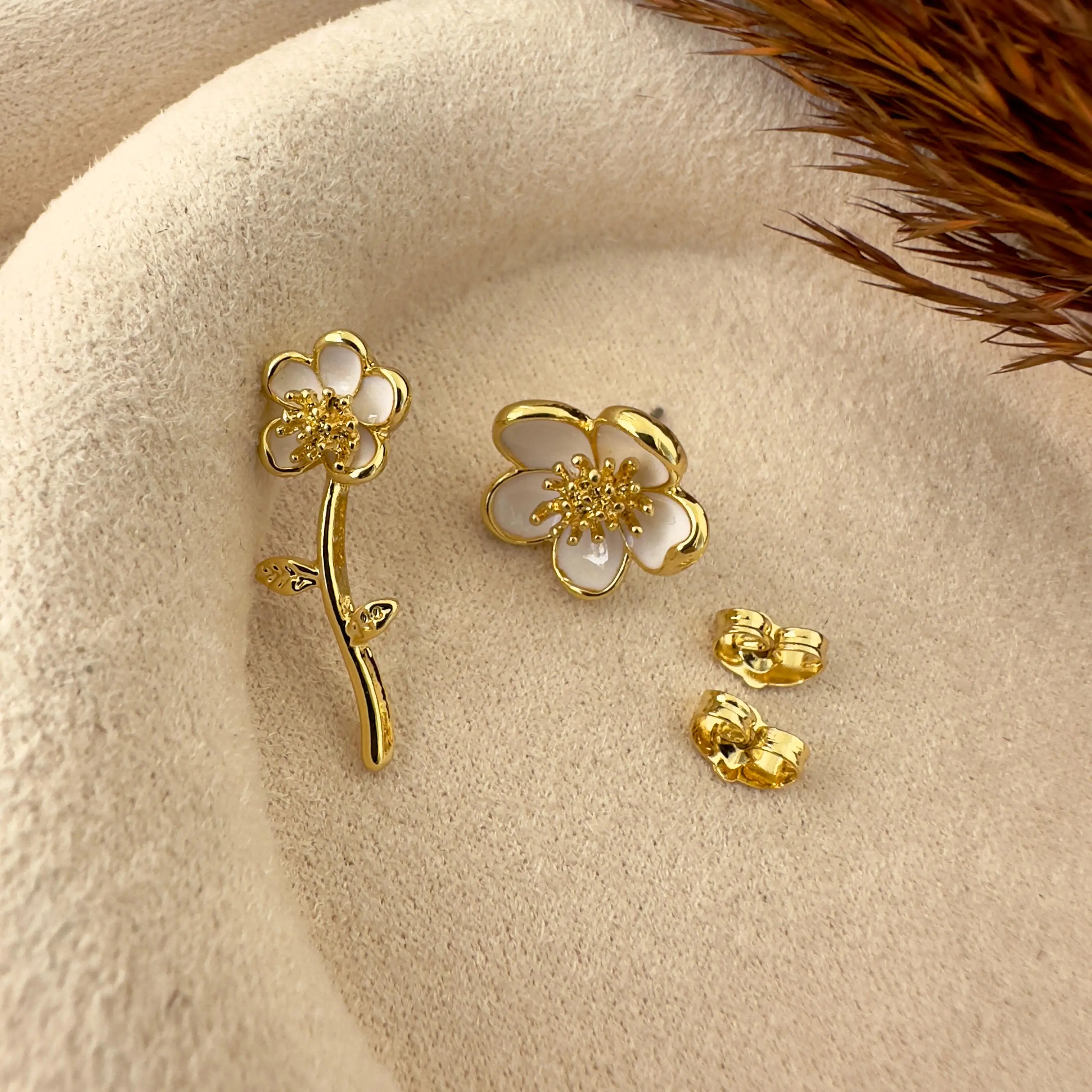 GY0052 Gold Beyaz Çiçek Küpe