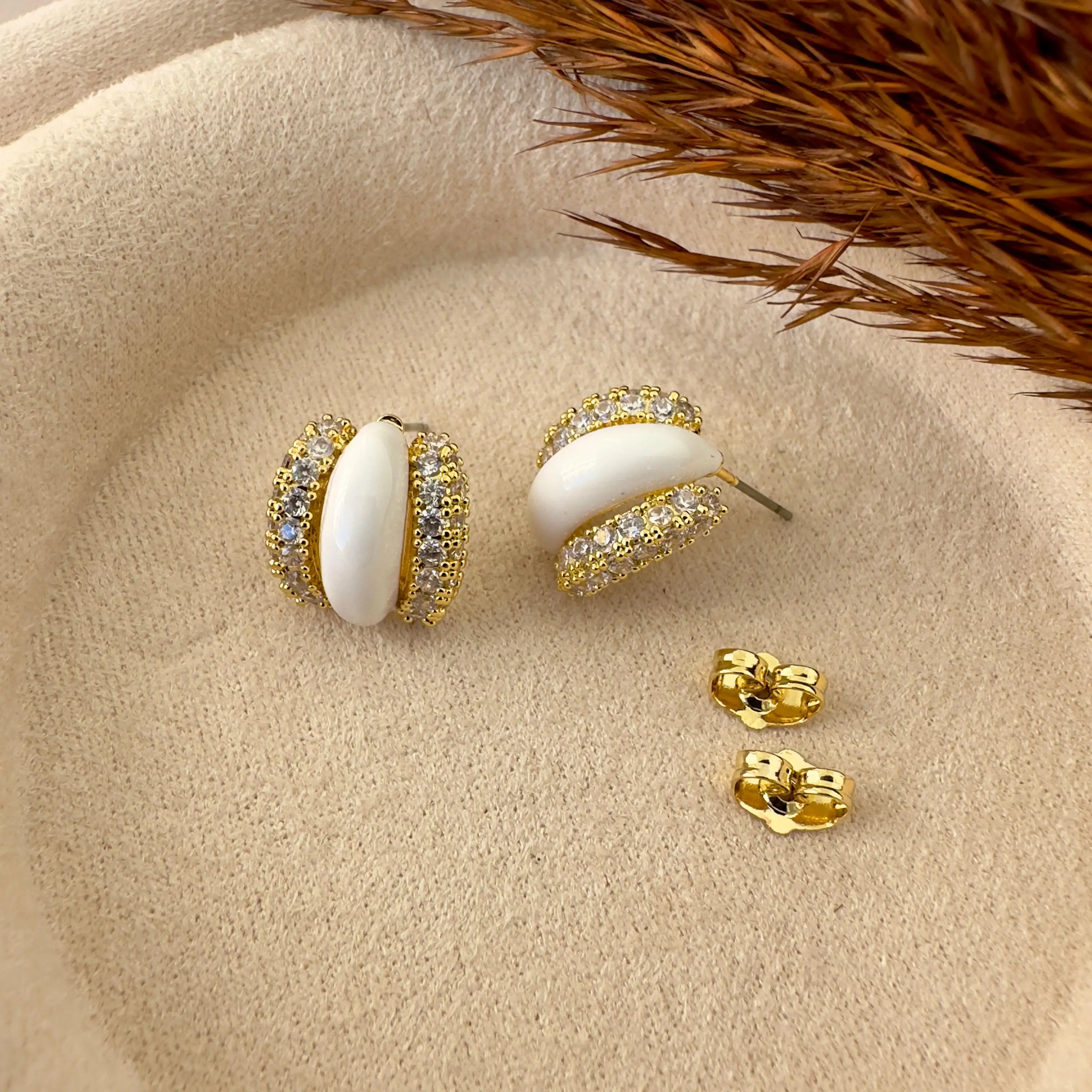 GY0060 Gold Beyaz Üç Boğum Küpe