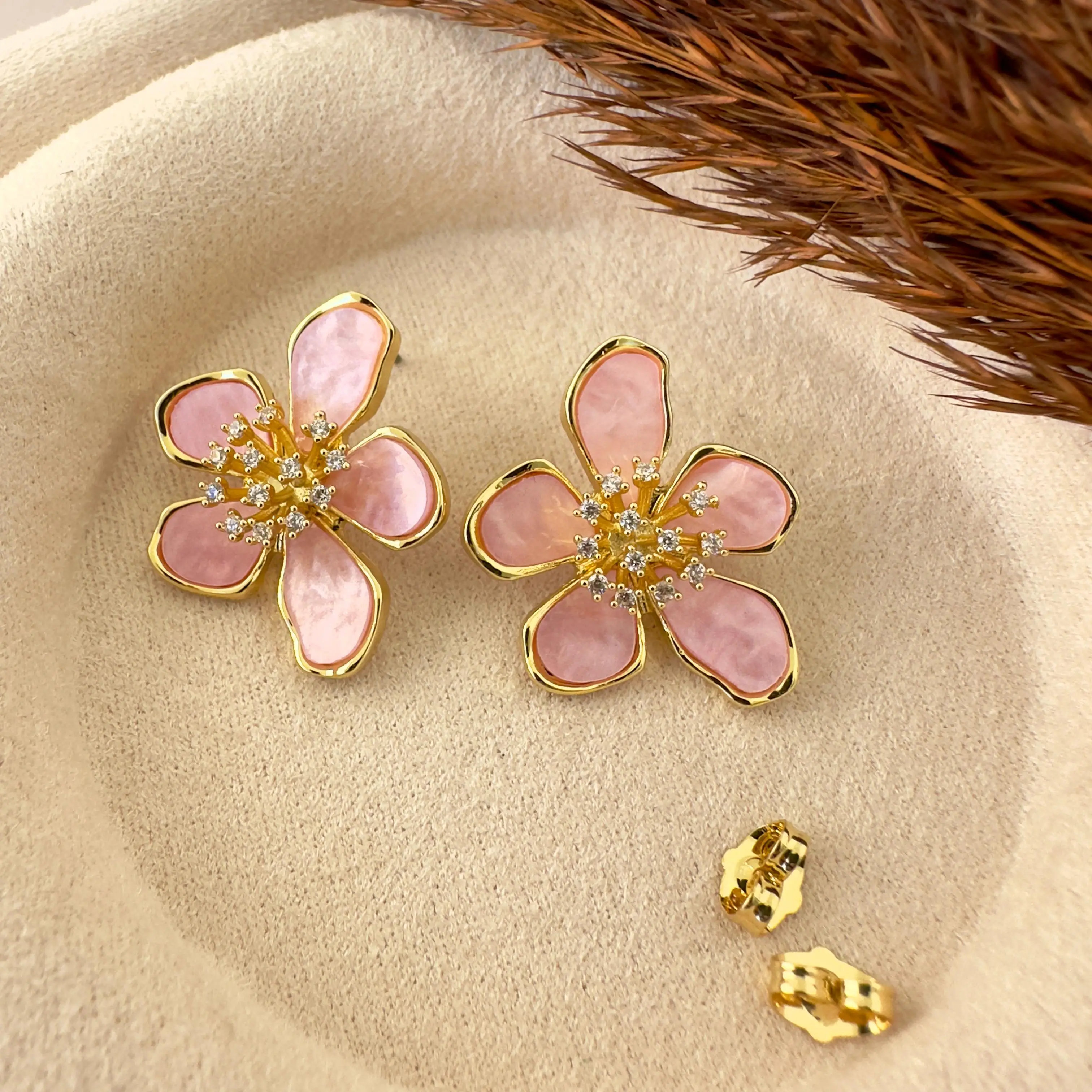 GY0065 Gold Pembe Çiçek Küpe