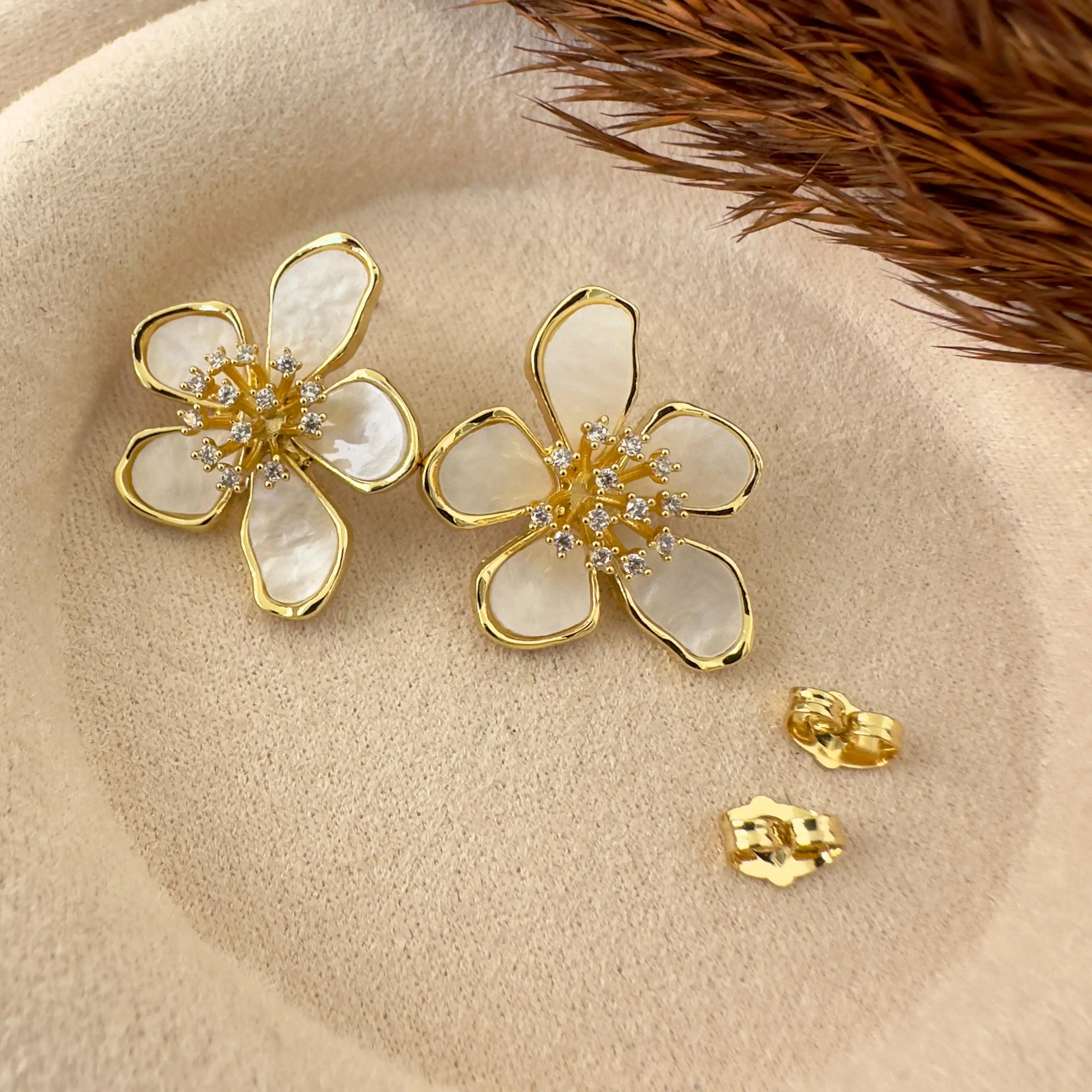 GY0066 Gold Sedef Çiçek Küpe