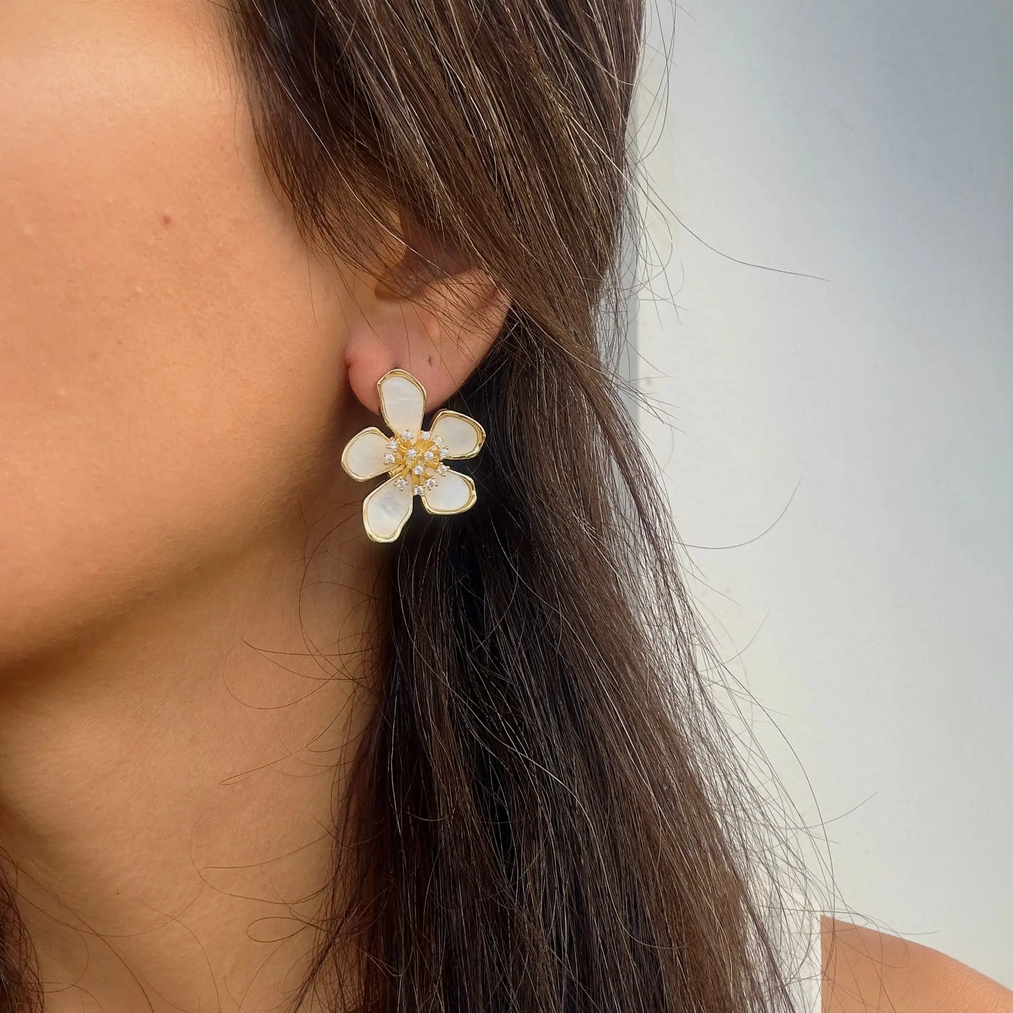 GY0066 Gold Sedef Çiçek Küpe