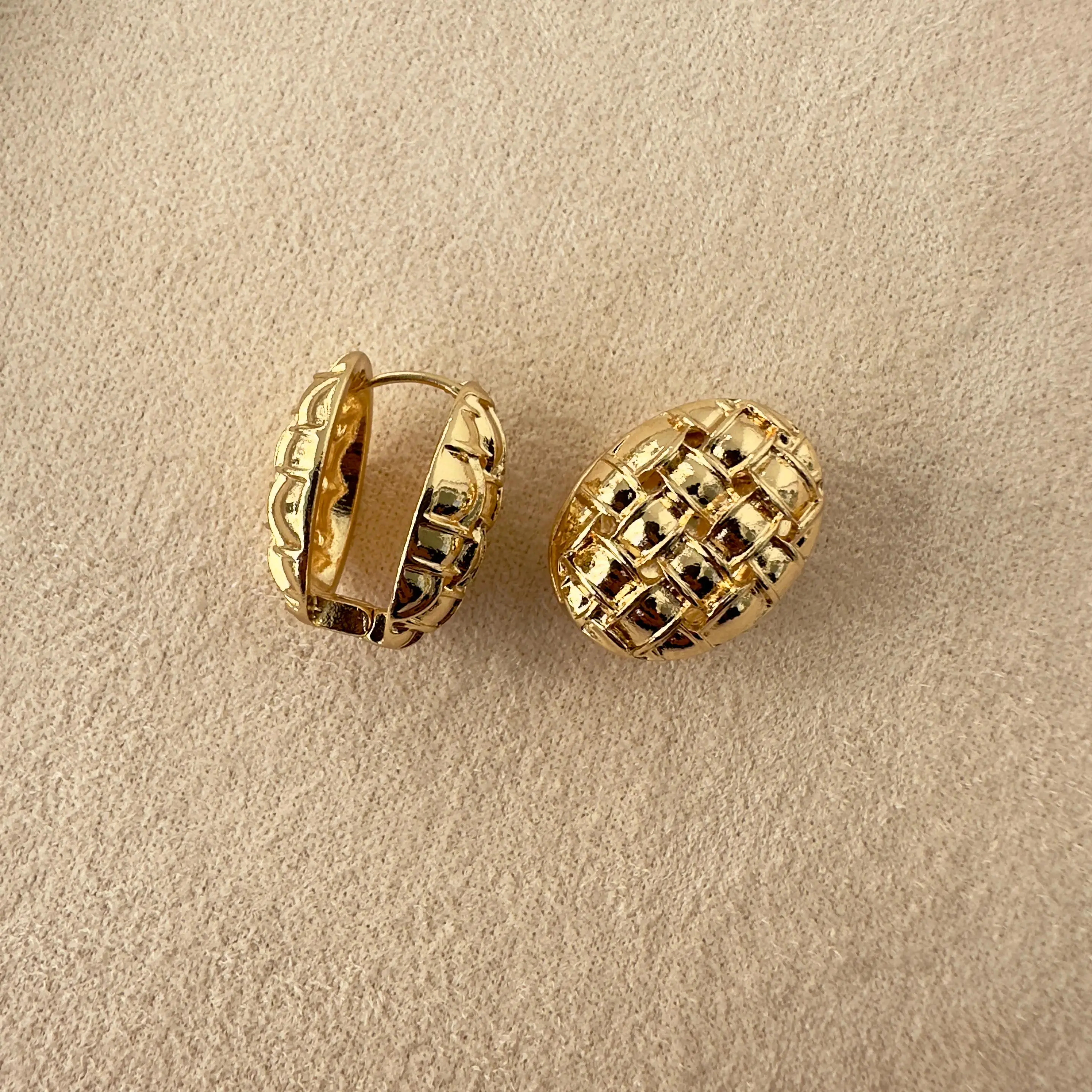 Desenli Düğme Gold Küpe