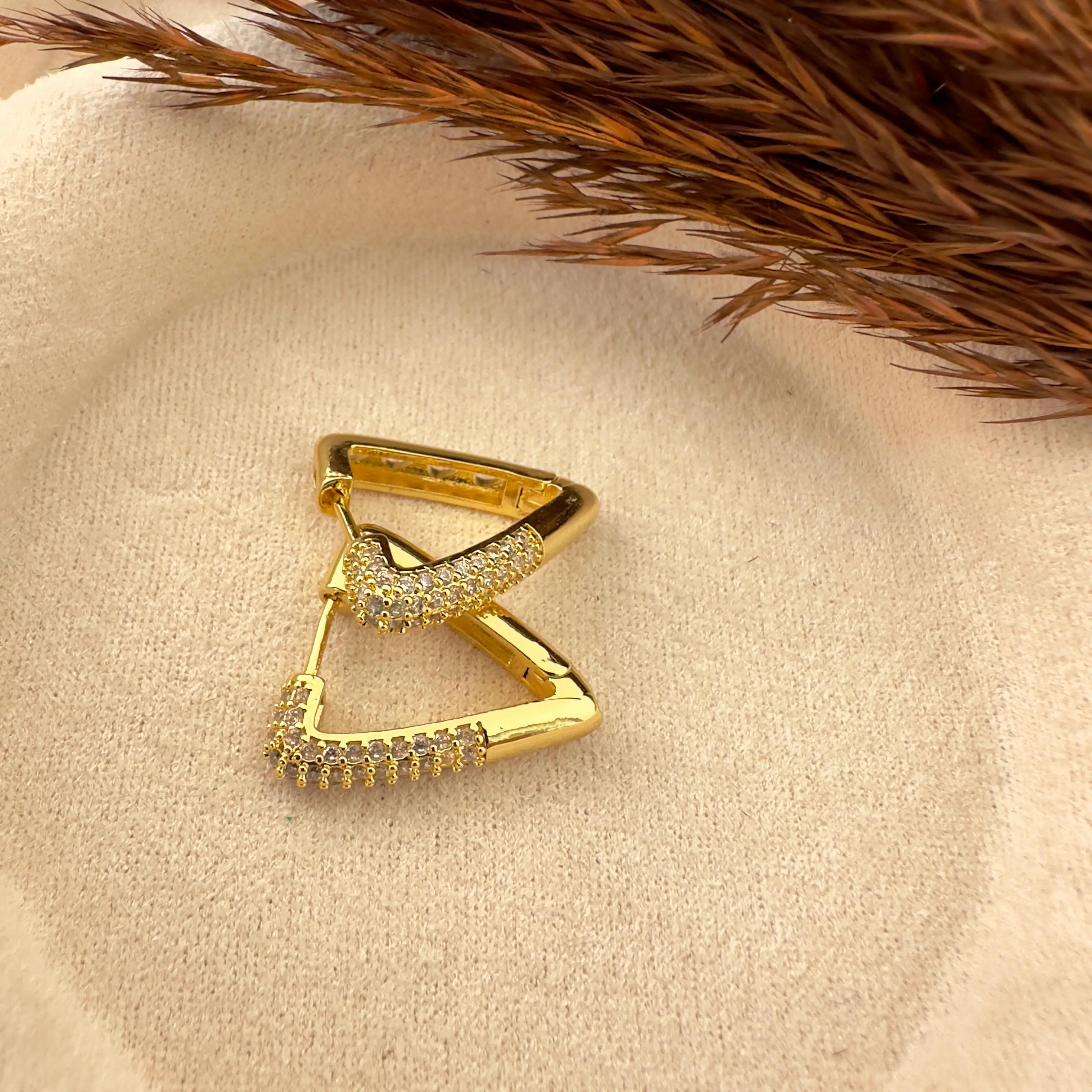 GY0078 Gold Taşlı Üçgen Küpe