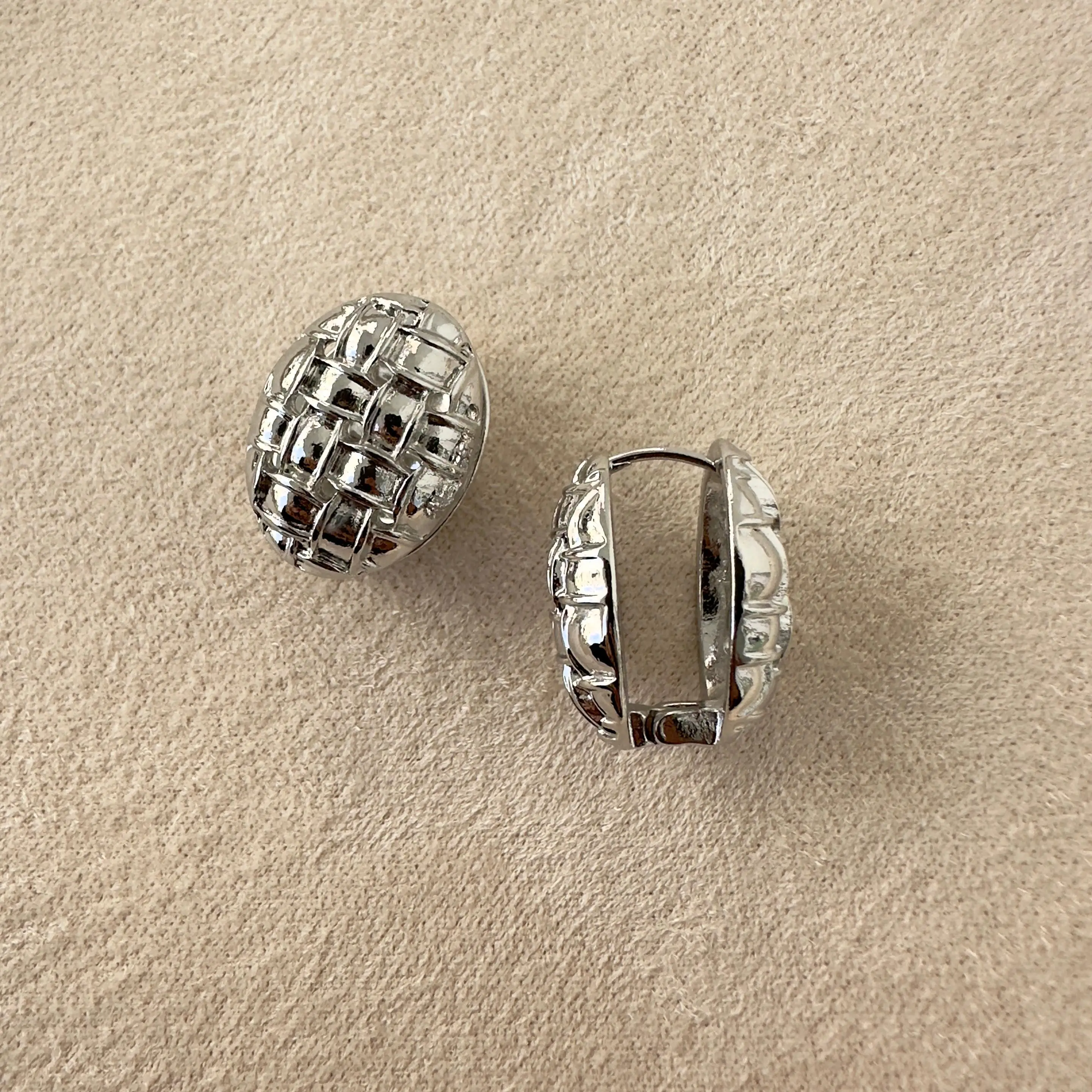 Desenli Düğme Silver Küpe