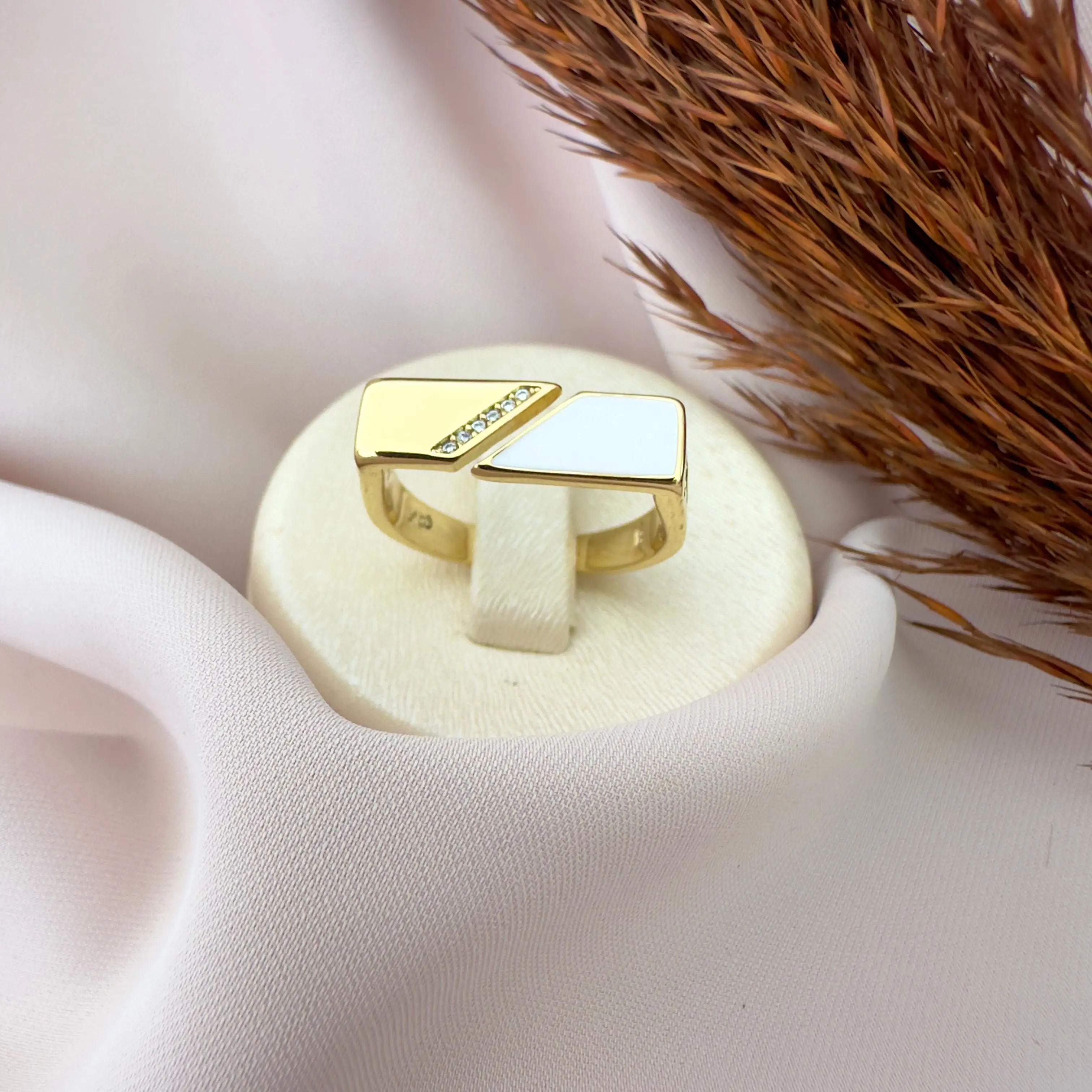GY0051 Gold Beyaz Detay Yüzük