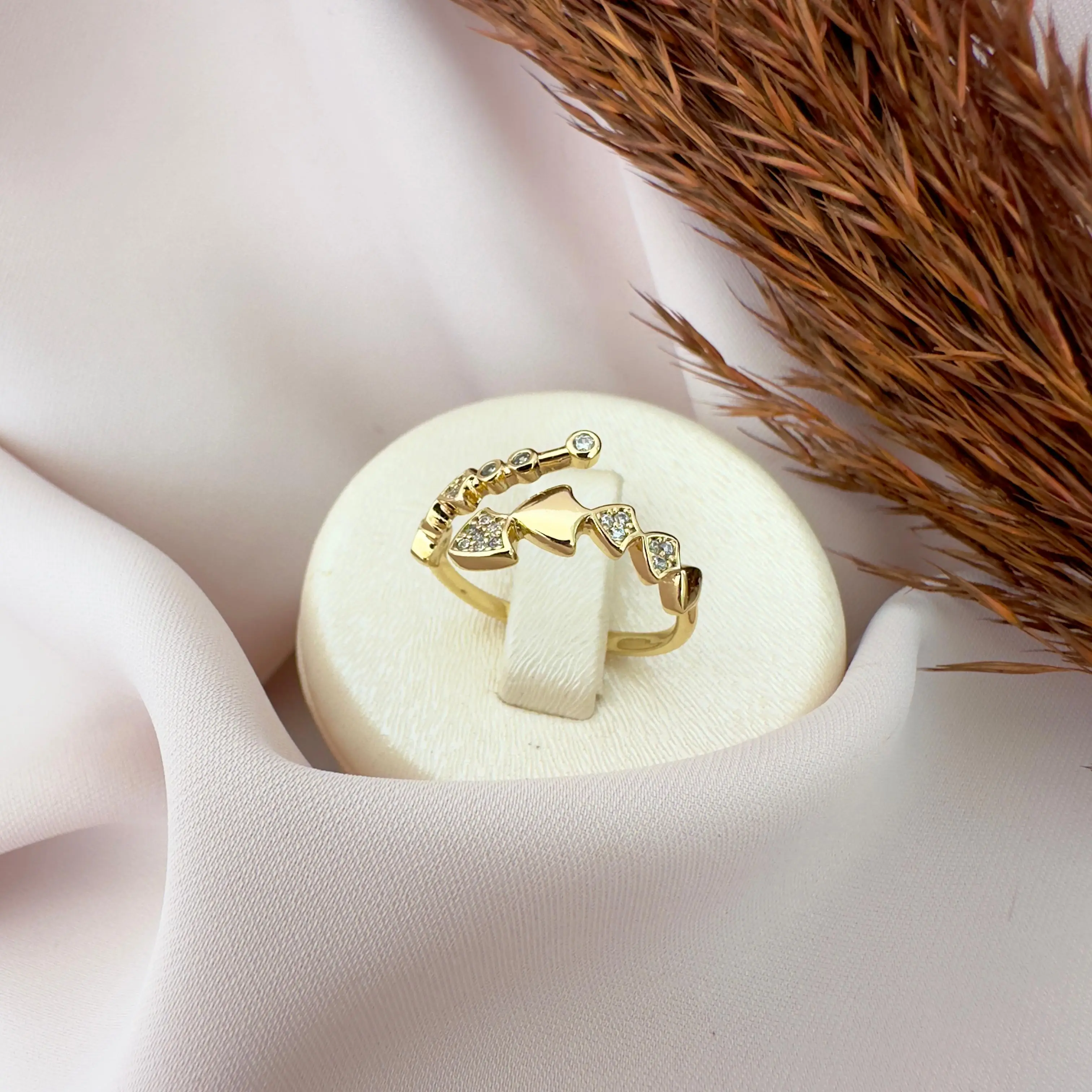 GY0063 Gold Taşlı Sarmal Yüzük