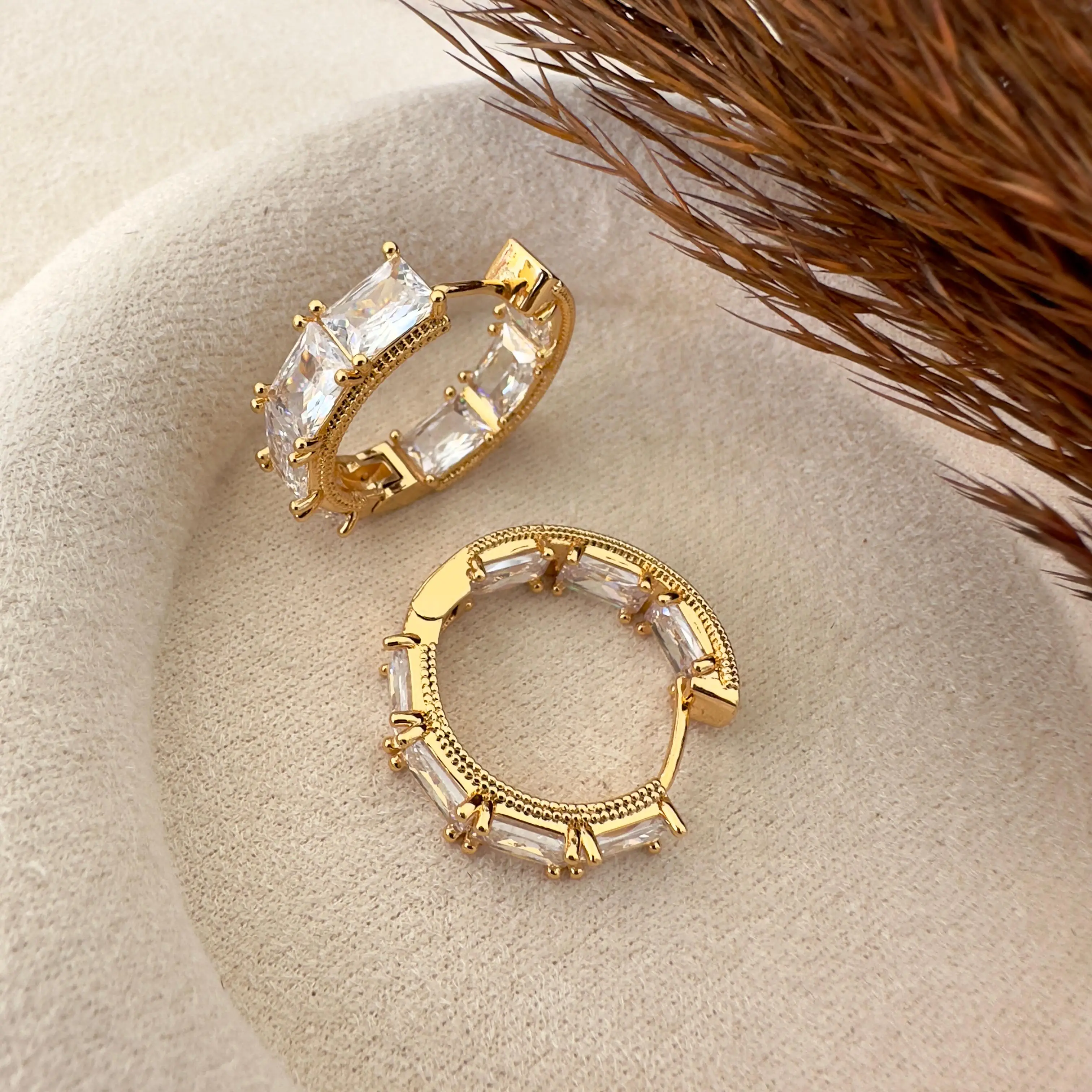 GY0118 Gold Taş Sıralı Küpe