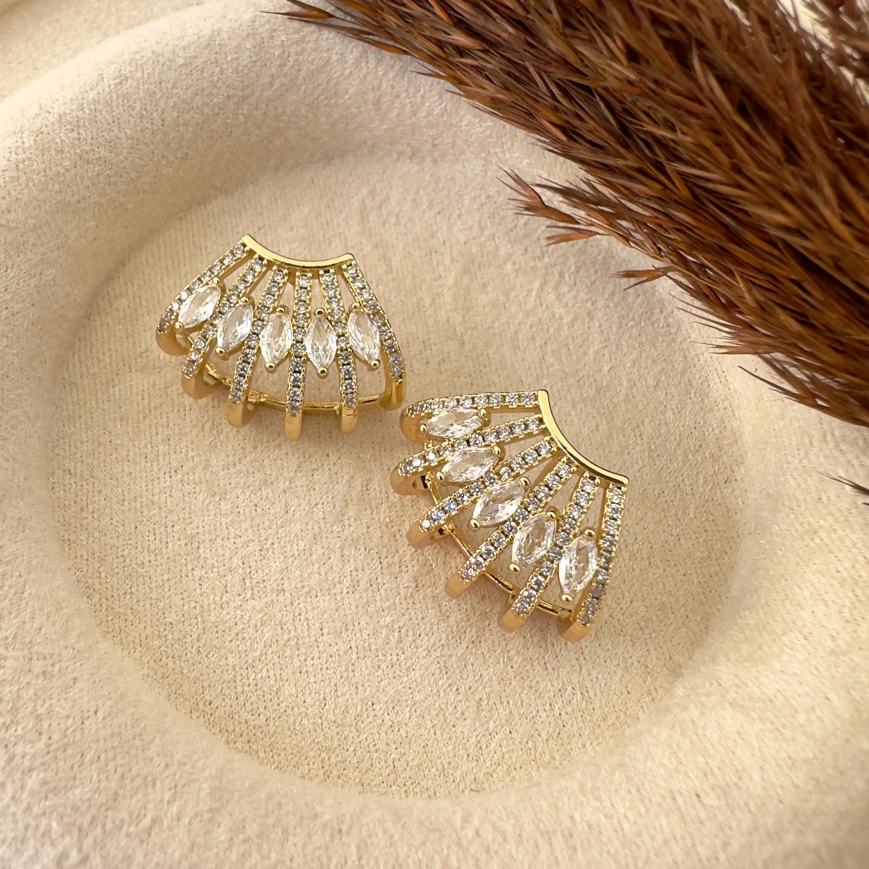 GY0145 Gold Taş Sıralı Köprü Küpe