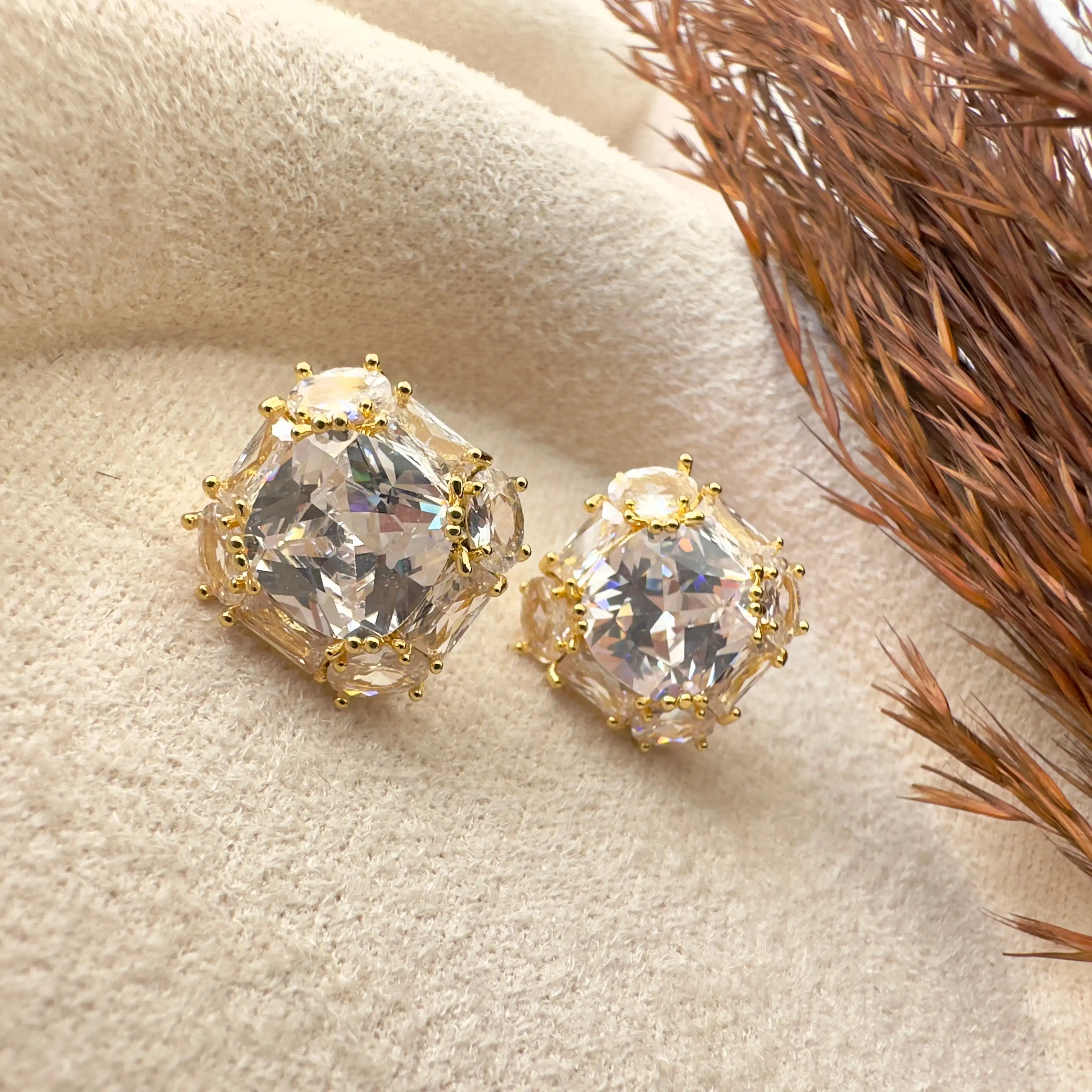 GY0151 Gold Tek Taş Küpe