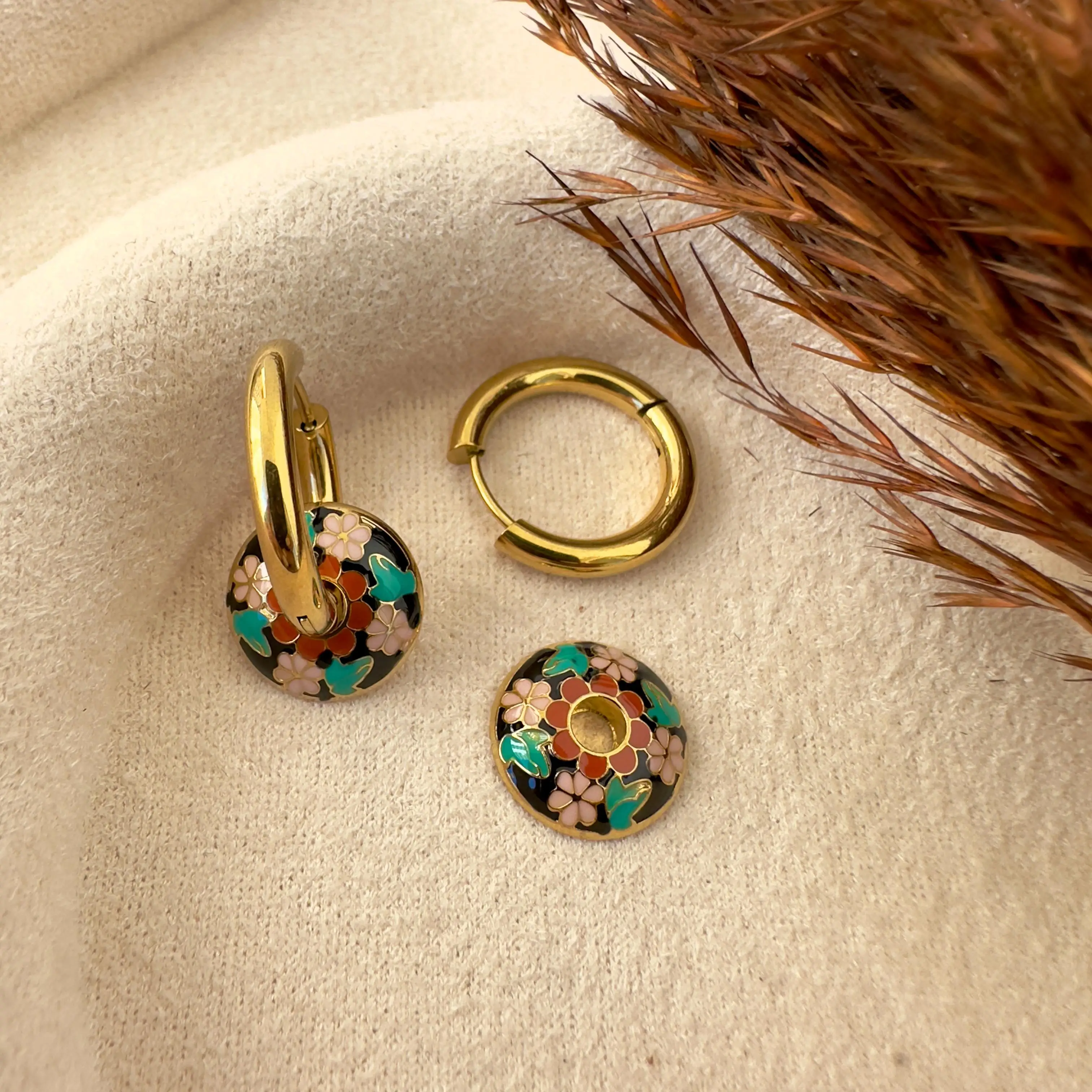 GY0189 Gold Çiçek Desen Küpe