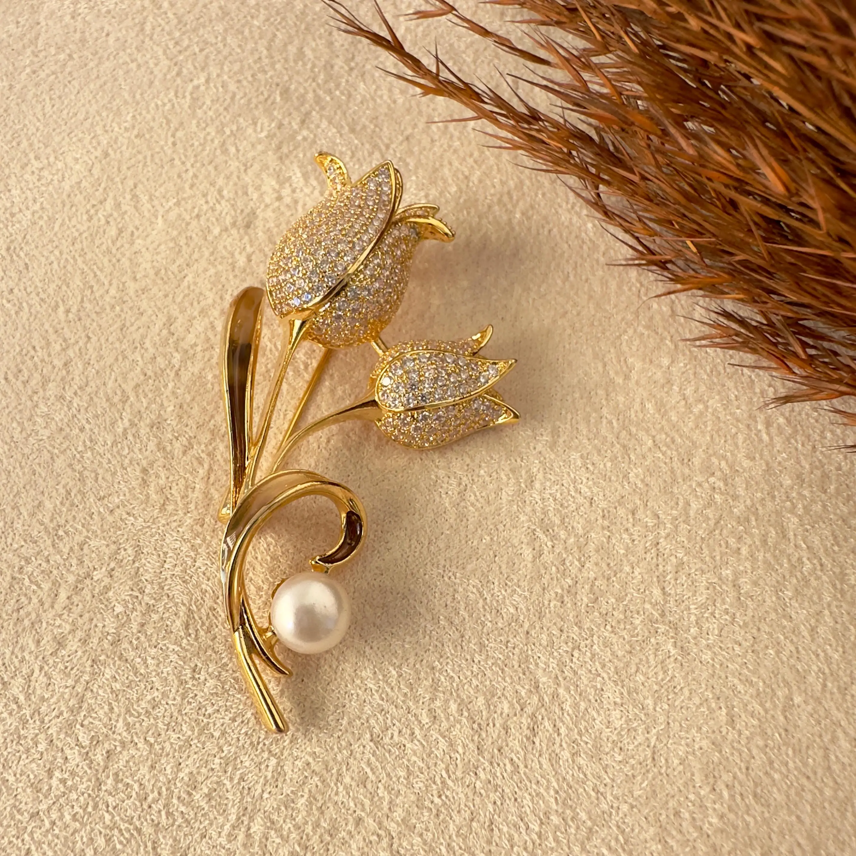 GY0015 Gold Taş ve İnci Detaylı Lale Broş