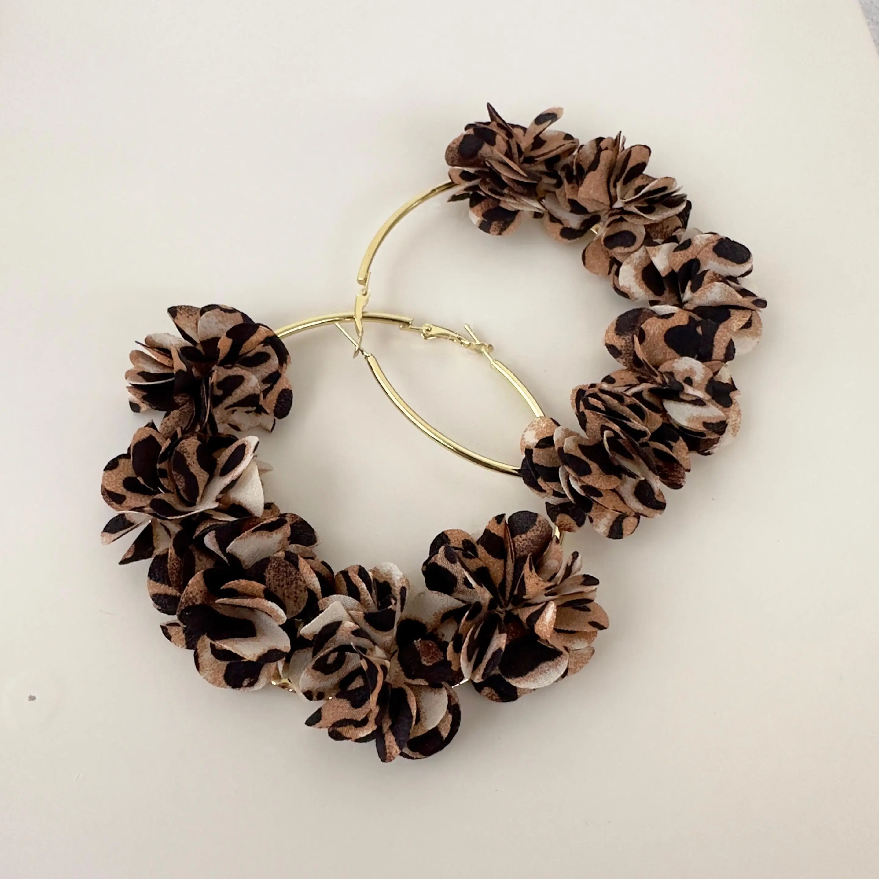 GY0191 Gold Büyük Halka Çiçekli Leopar Küpe