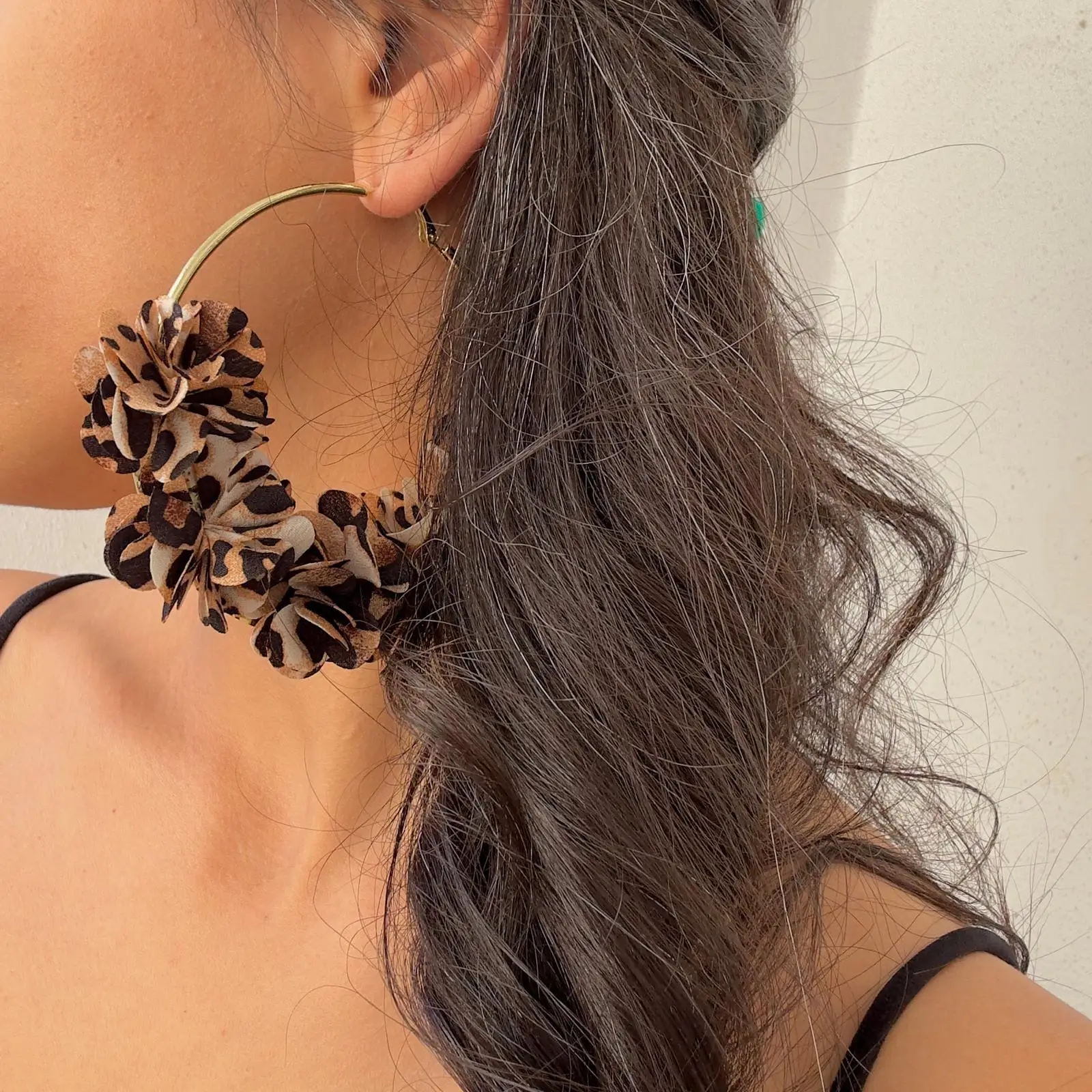 GY0191 Gold Büyük Halka Çiçekli Leopar Küpe