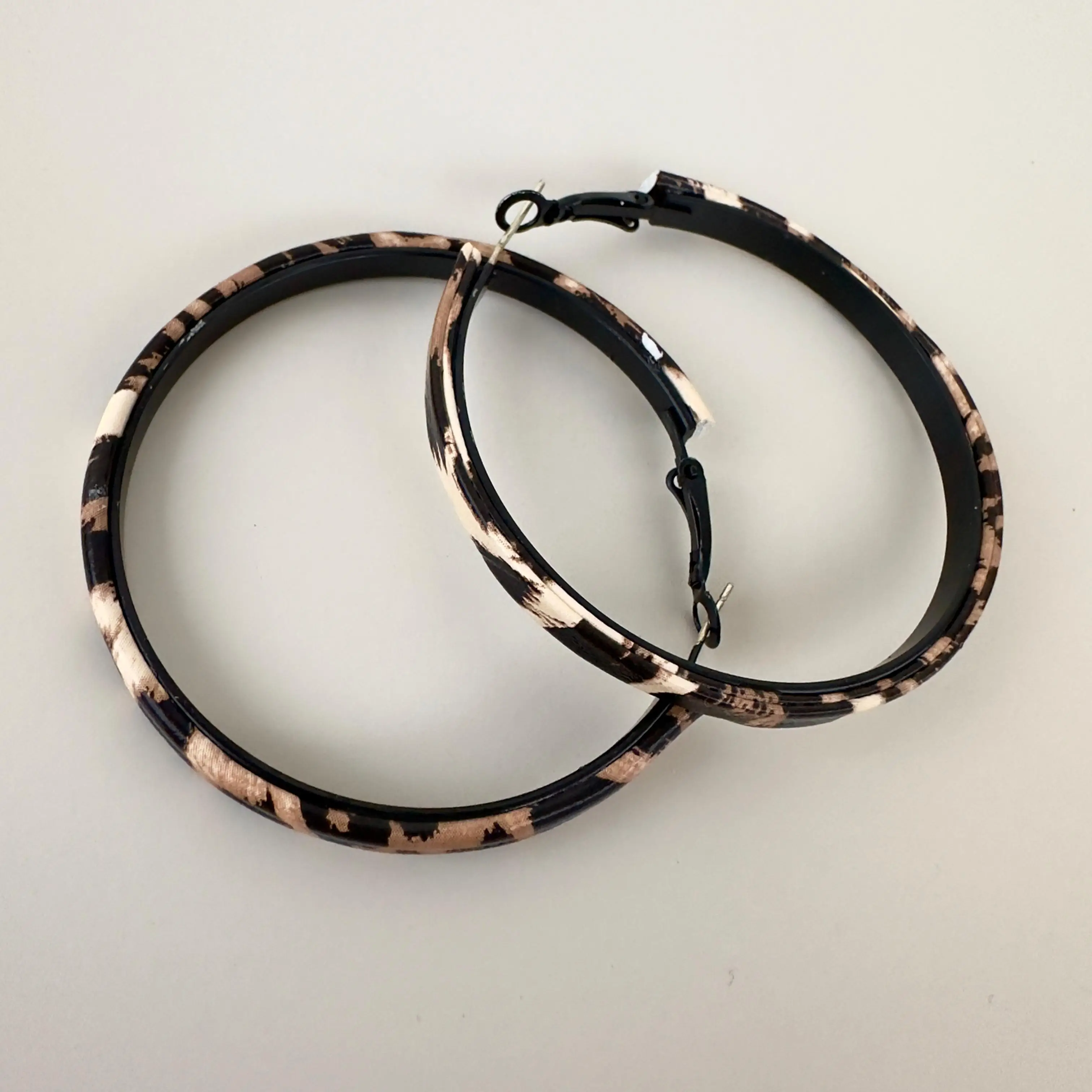 GY0215 İnce Halka Leopar Küpe