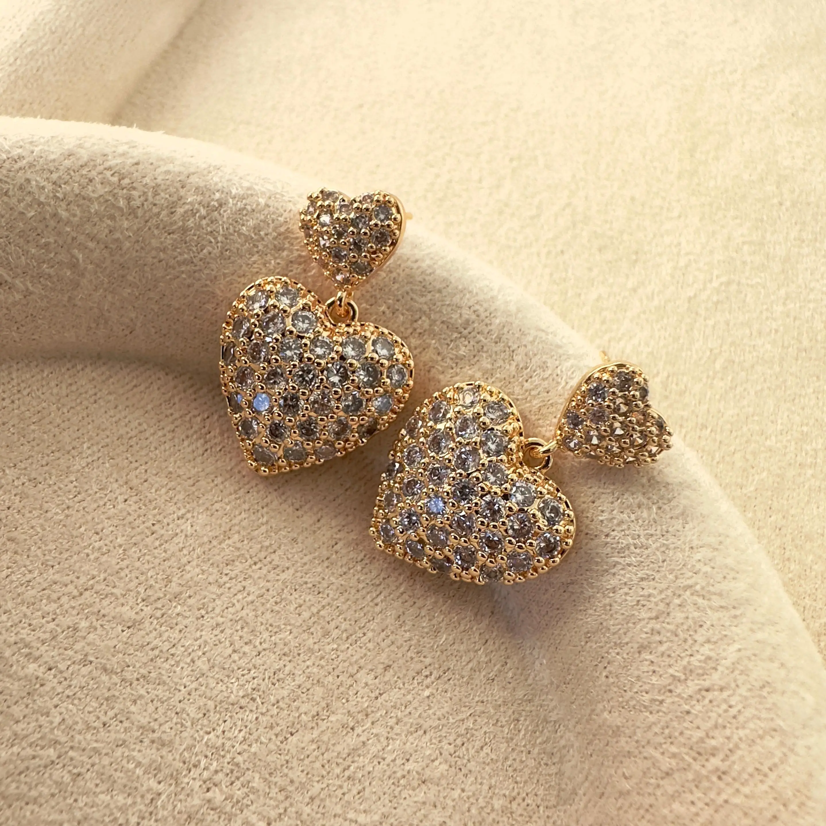 Alt Alta Taş İşlemeli Kalp Küpe