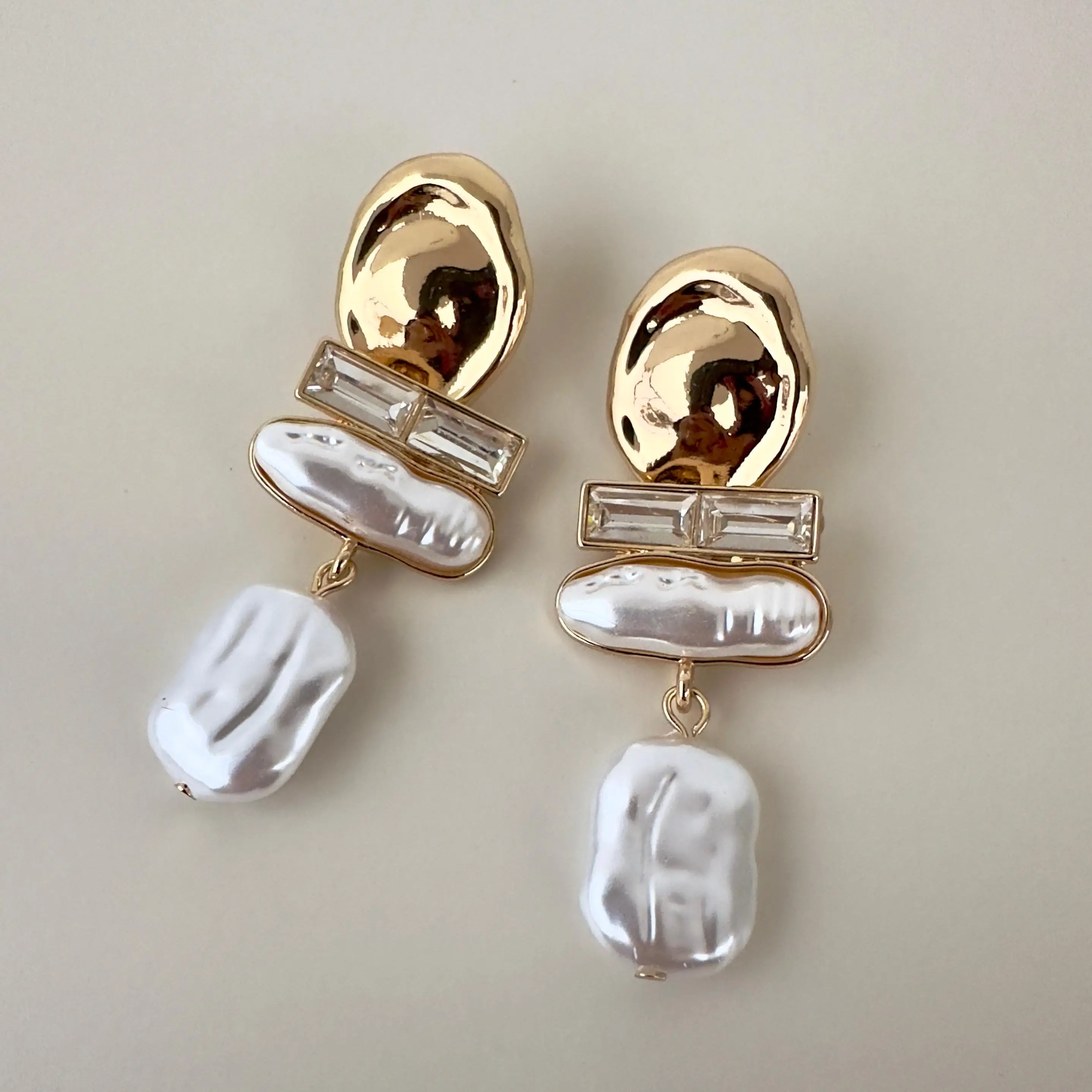 GY0229 Gold İnci Detay Sallantılı Küpe