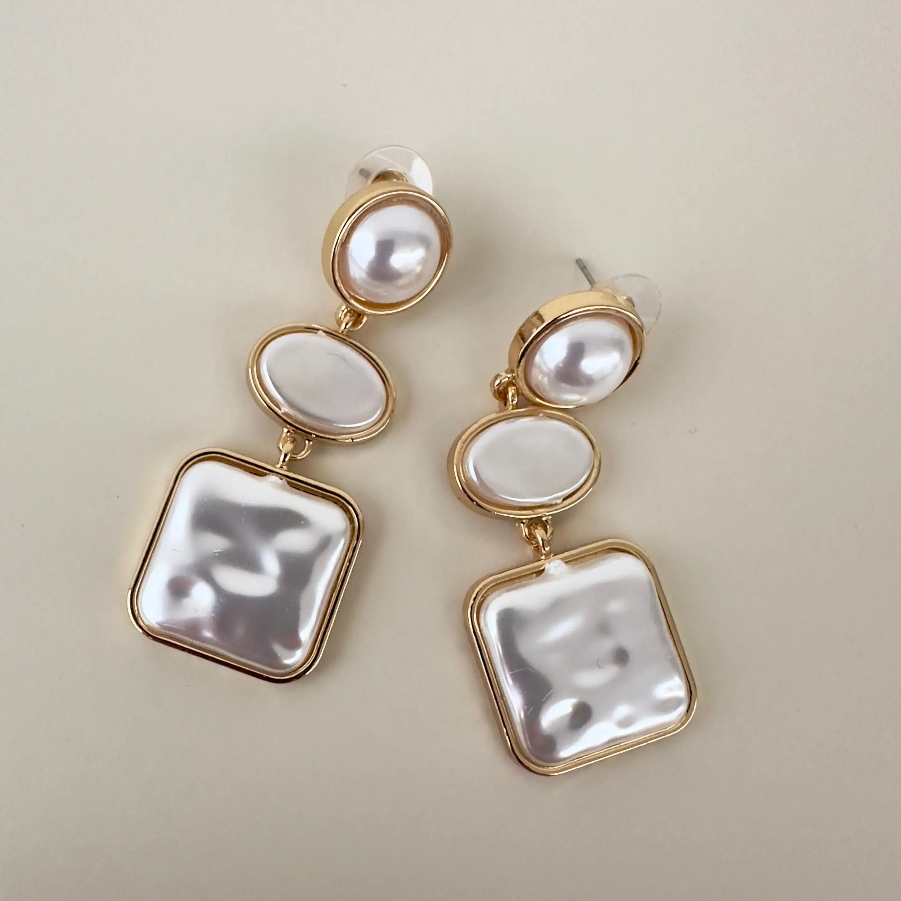 GY0230 Gold İnci Detay Sallantılı Küpe