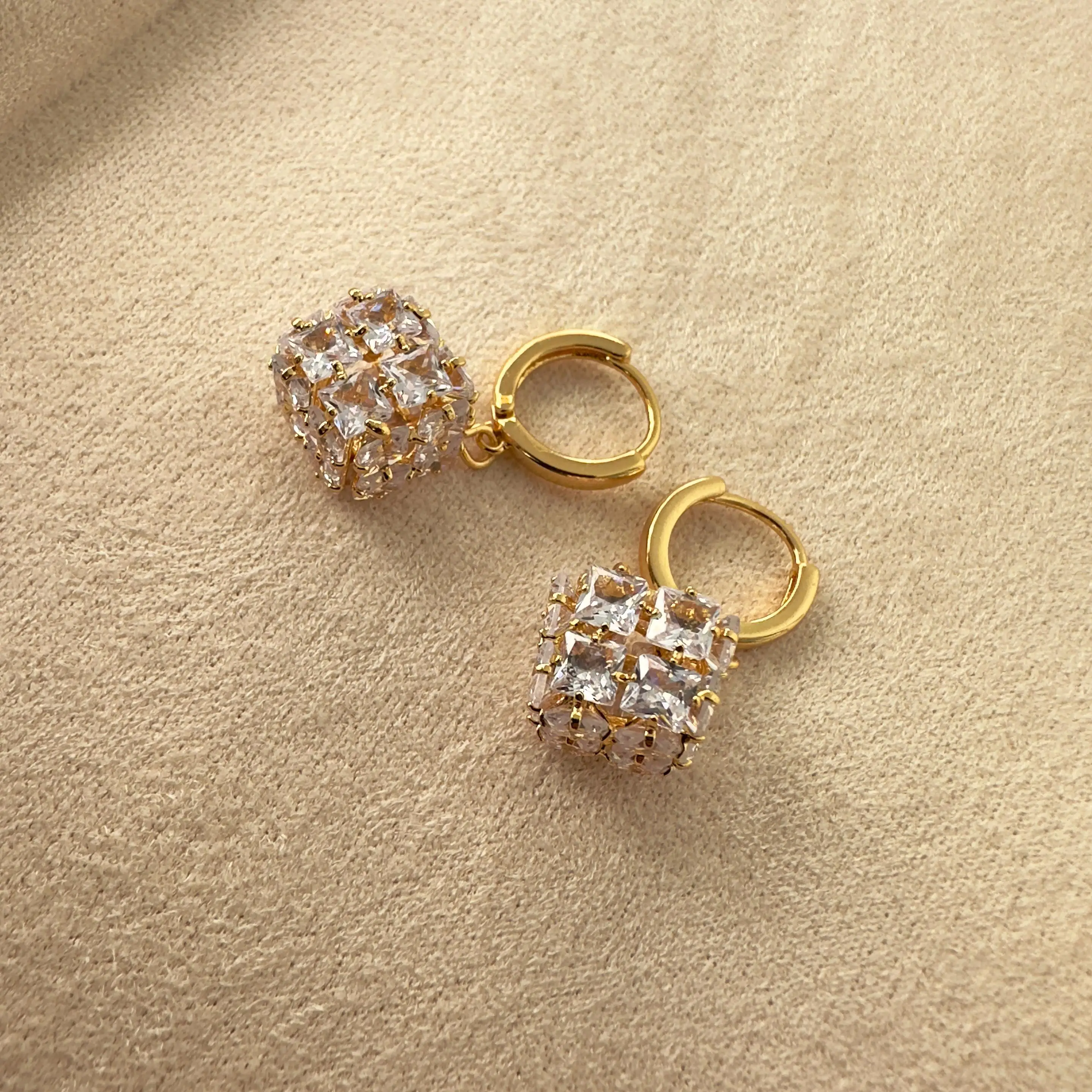 Kare Taş İşlemeli Sallantılı Küpe